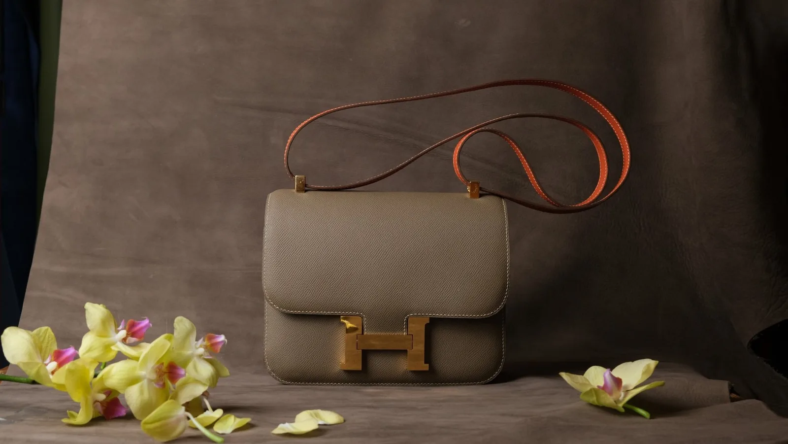 Ảnh Studio Túi đeo chéo da Epsom dáng nắp gập khoá chữ H - Koi Leather