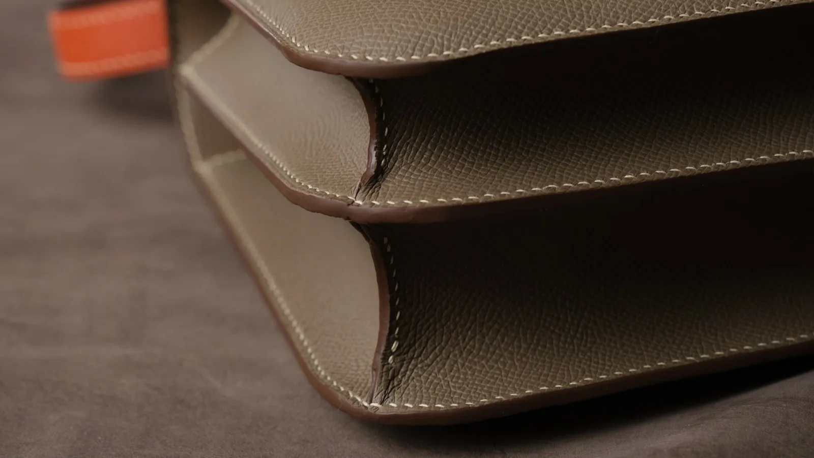 Ảnh Studio Túi đeo chéo da Epsom dáng nắp gập khoá chữ H - Koi Leather