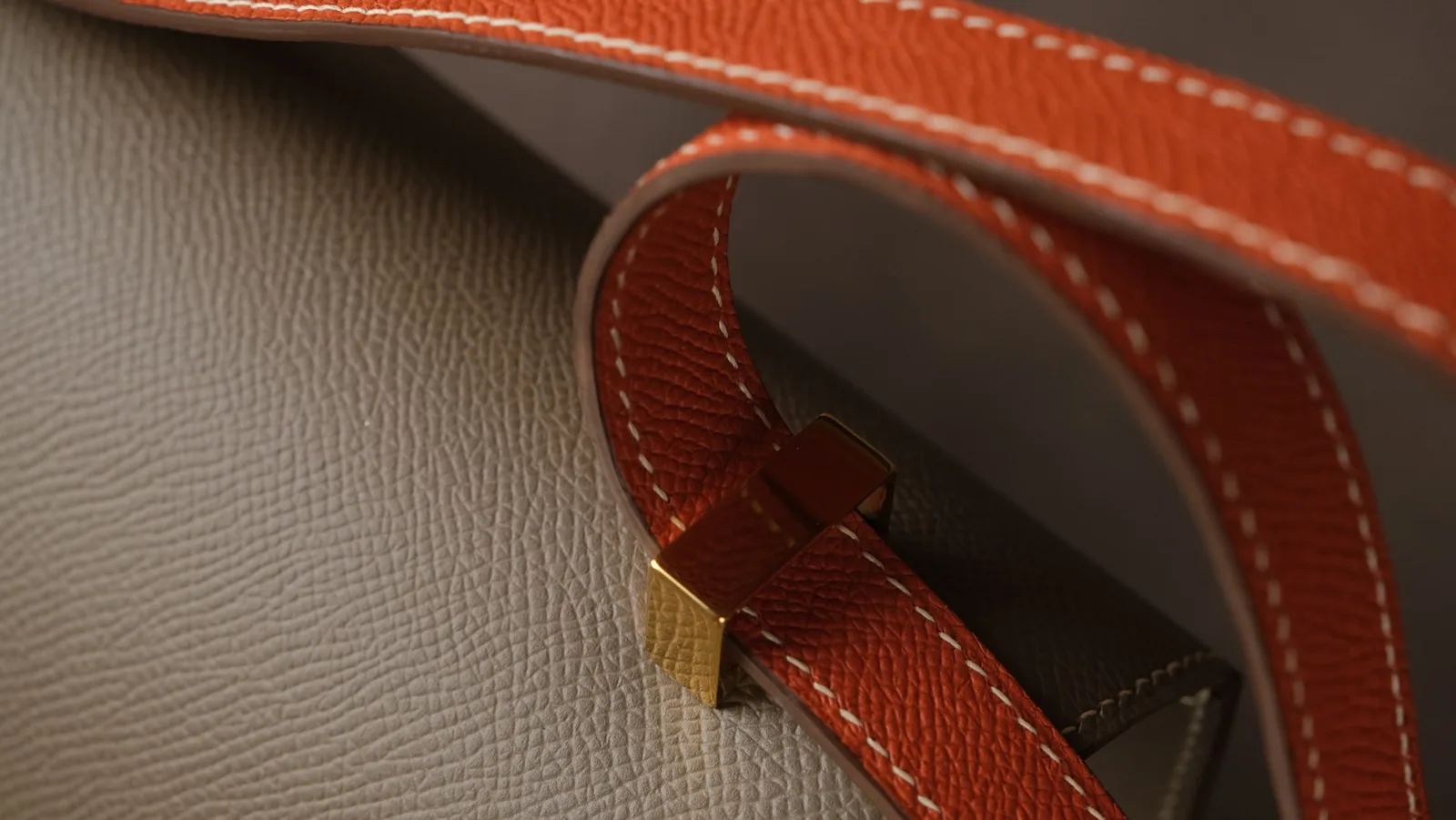 Ảnh Studio Túi đeo chéo da Epsom dáng nắp gập khoá chữ H - Koi Leather