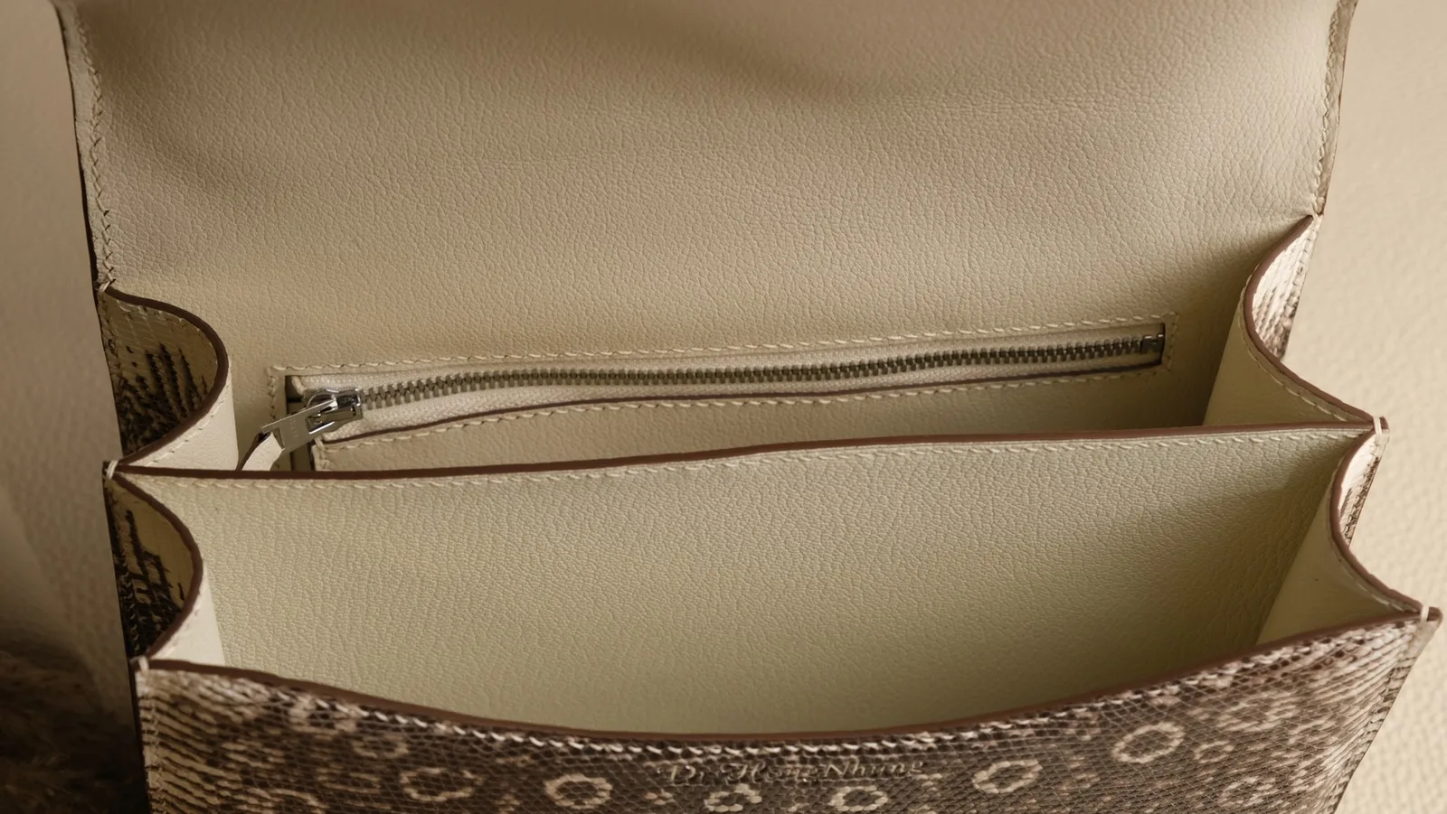 Ảnh Studio Túi đeo chéo da Epsom dáng nắp gập khoá chữ H - Koi Leather