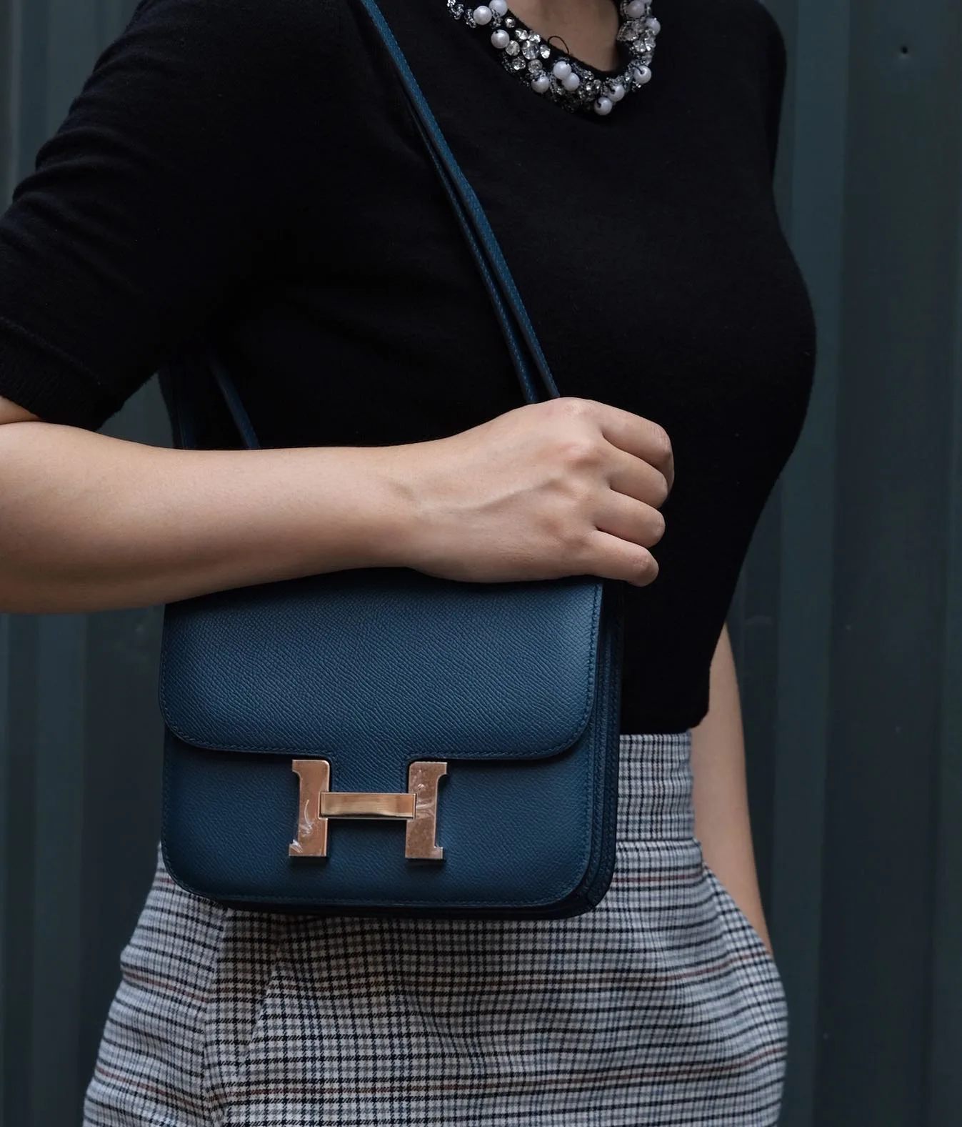 Ảnh Studio Túi đeo chéo da Epsom dáng nắp gập khoá chữ H - C18 - Koi Leather