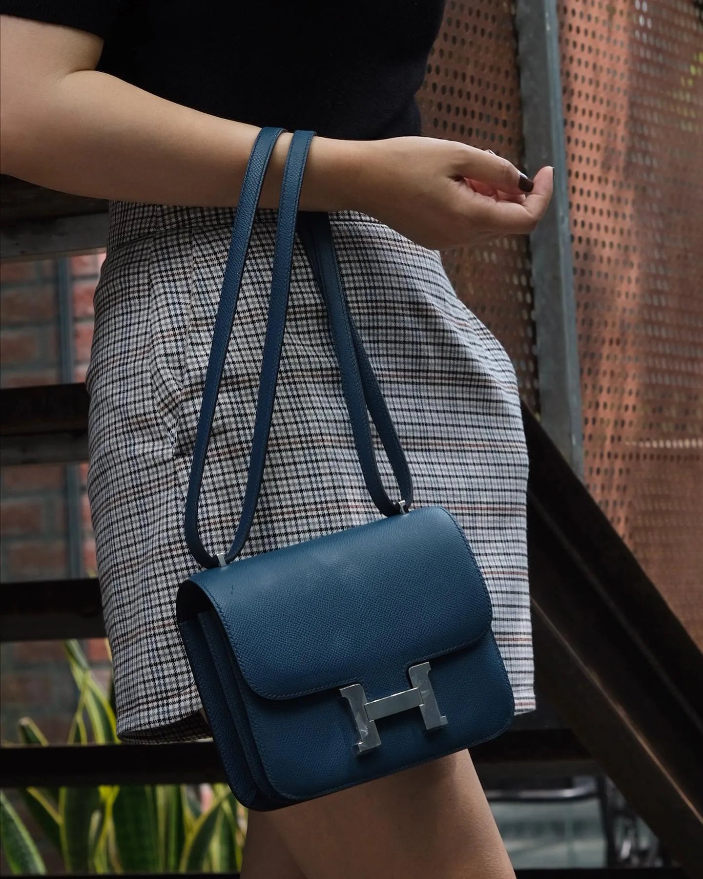Ảnh Studio Túi đeo chéo da Epsom dáng nắp gập khoá chữ H - C18 - Koi Leather