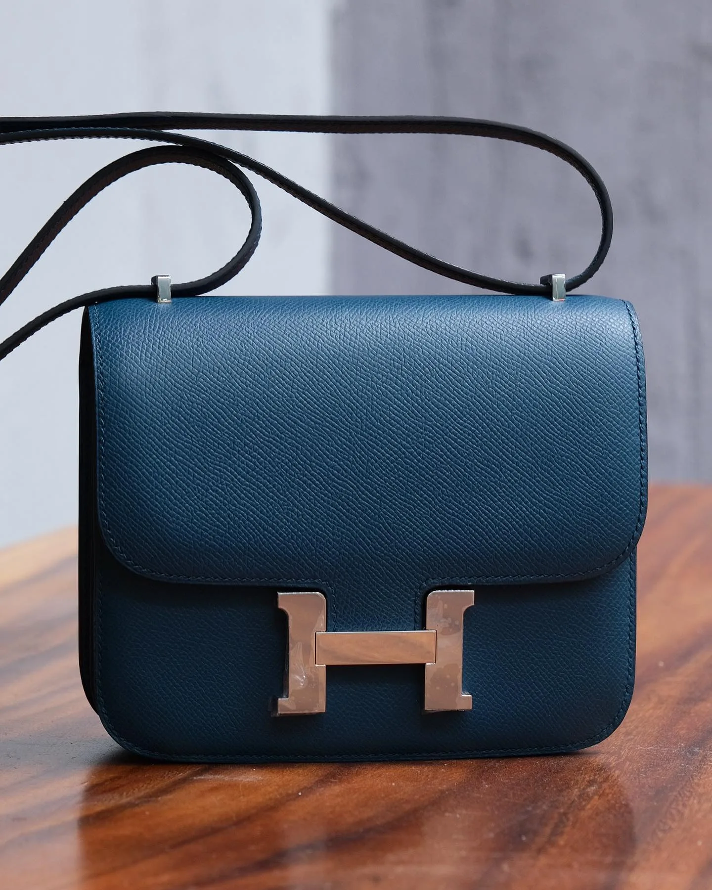 Ảnh Studio Túi đeo chéo da Epsom dáng nắp gập khoá chữ H - C18 - Koi Leather