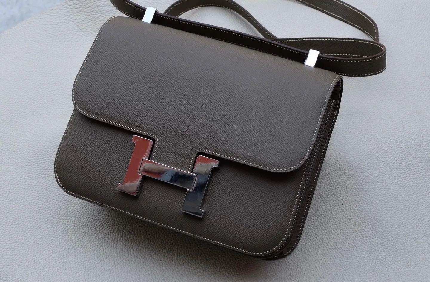 Ảnh Studio Túi đeo chéo da Epsom dáng nắp gập khoá chữ H - C18 - Koi Leather
