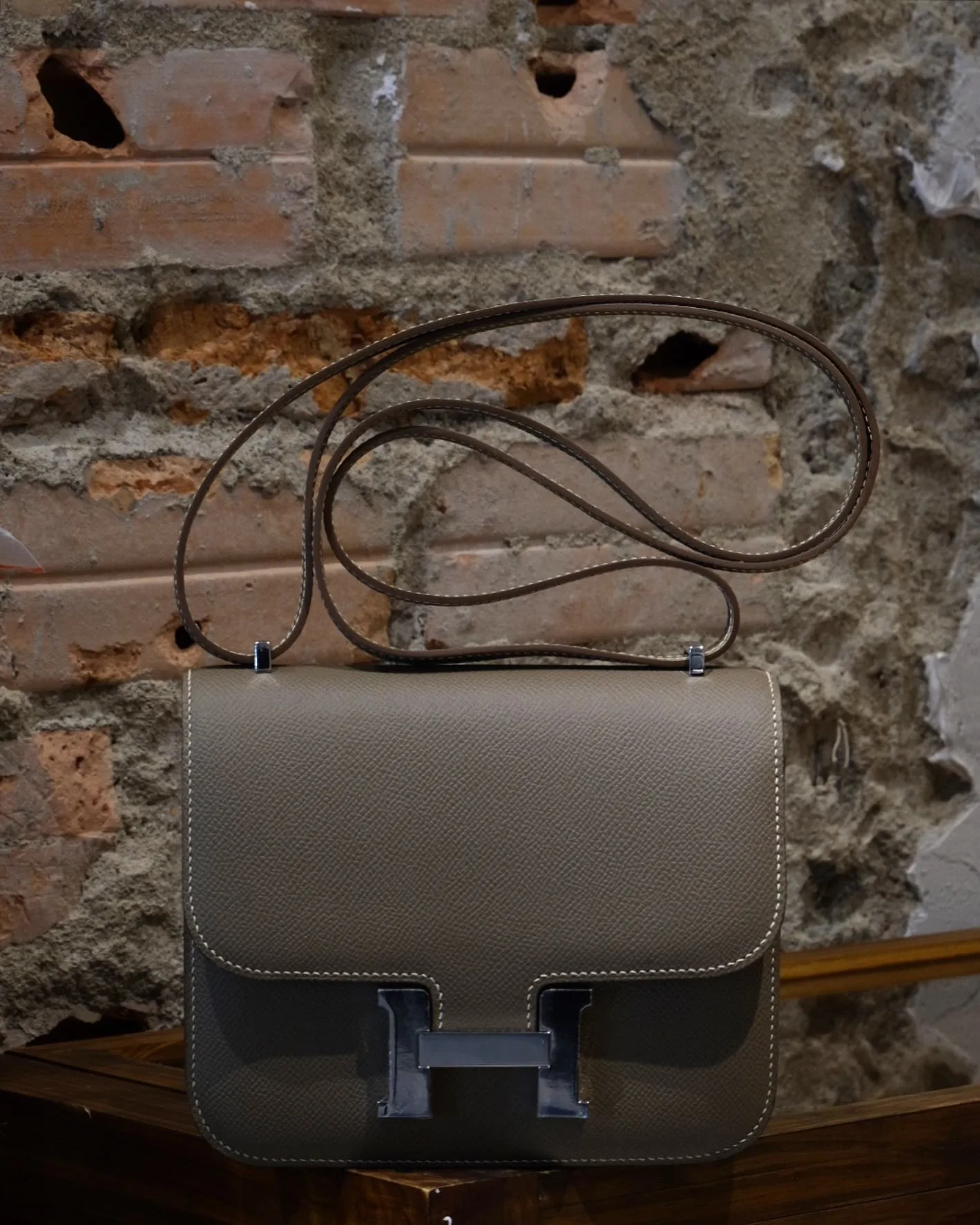 Ảnh Studio Túi đeo chéo da Epsom dáng nắp gập khoá chữ H - C18 - Koi Leather