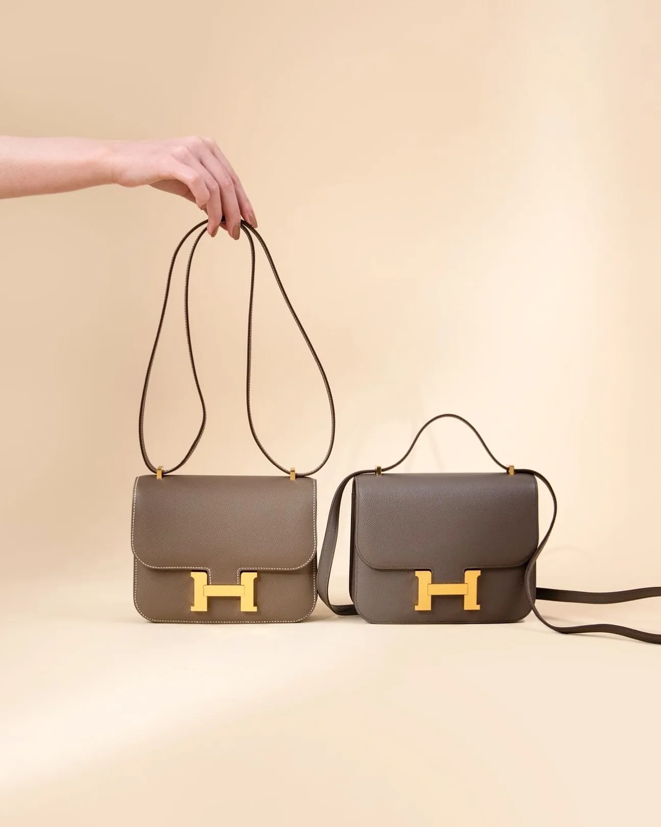 Ảnh Studio Túi đeo chéo da Epsom dáng nắp gập khoá chữ H - C18 - Koi Leather