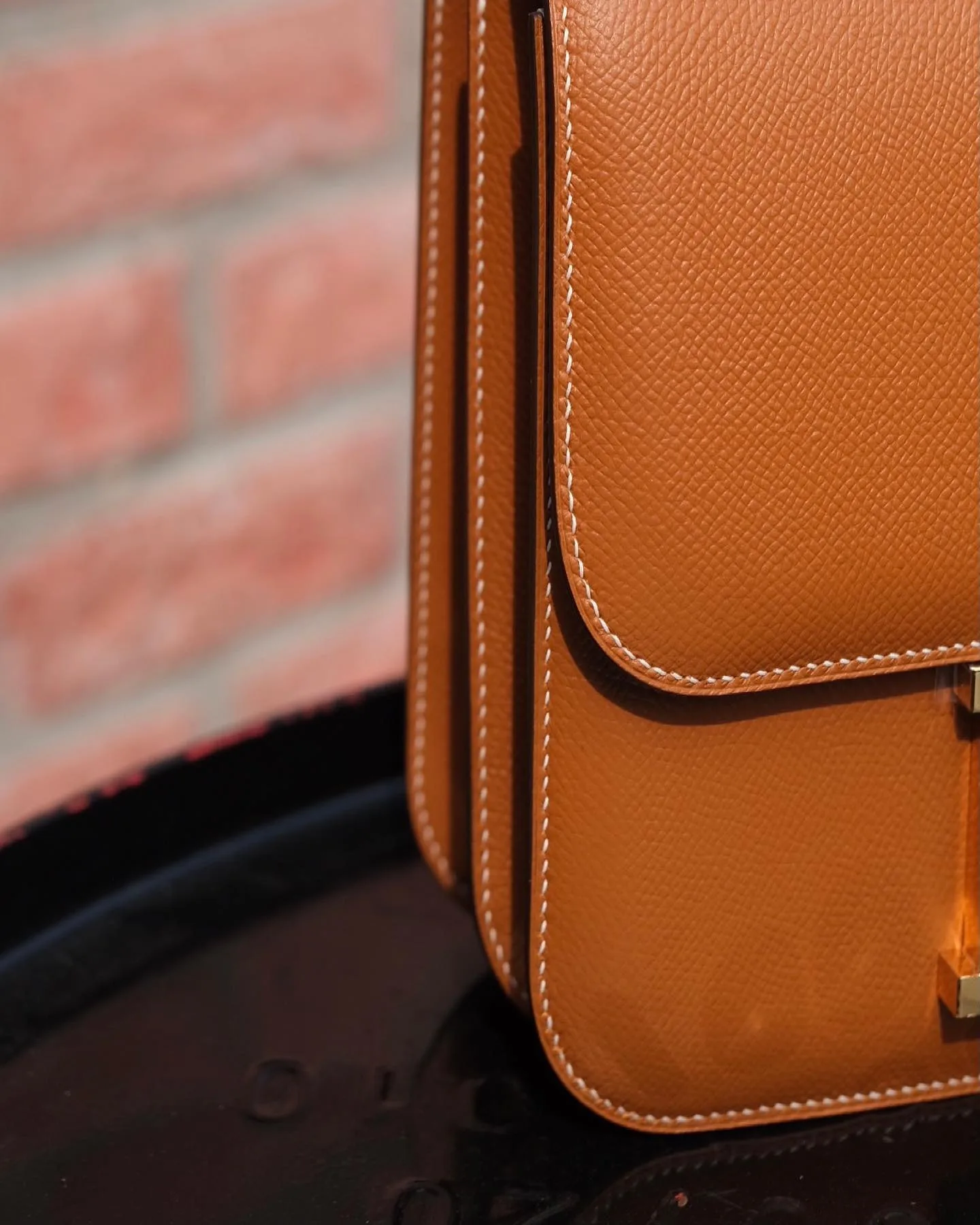 Ảnh Studio Túi đeo chéo da Epsom dáng nắp gập khoá chữ H - C18 - Koi Leather