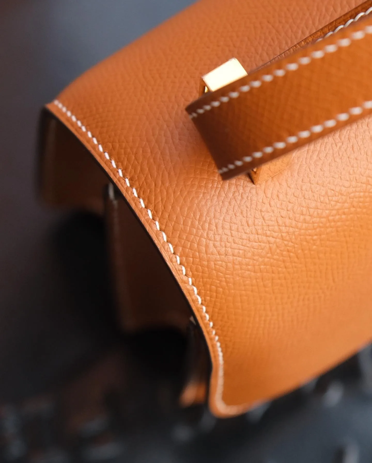 Ảnh Studio Túi đeo chéo da Epsom dáng nắp gập khoá chữ H - C18 - Koi Leather