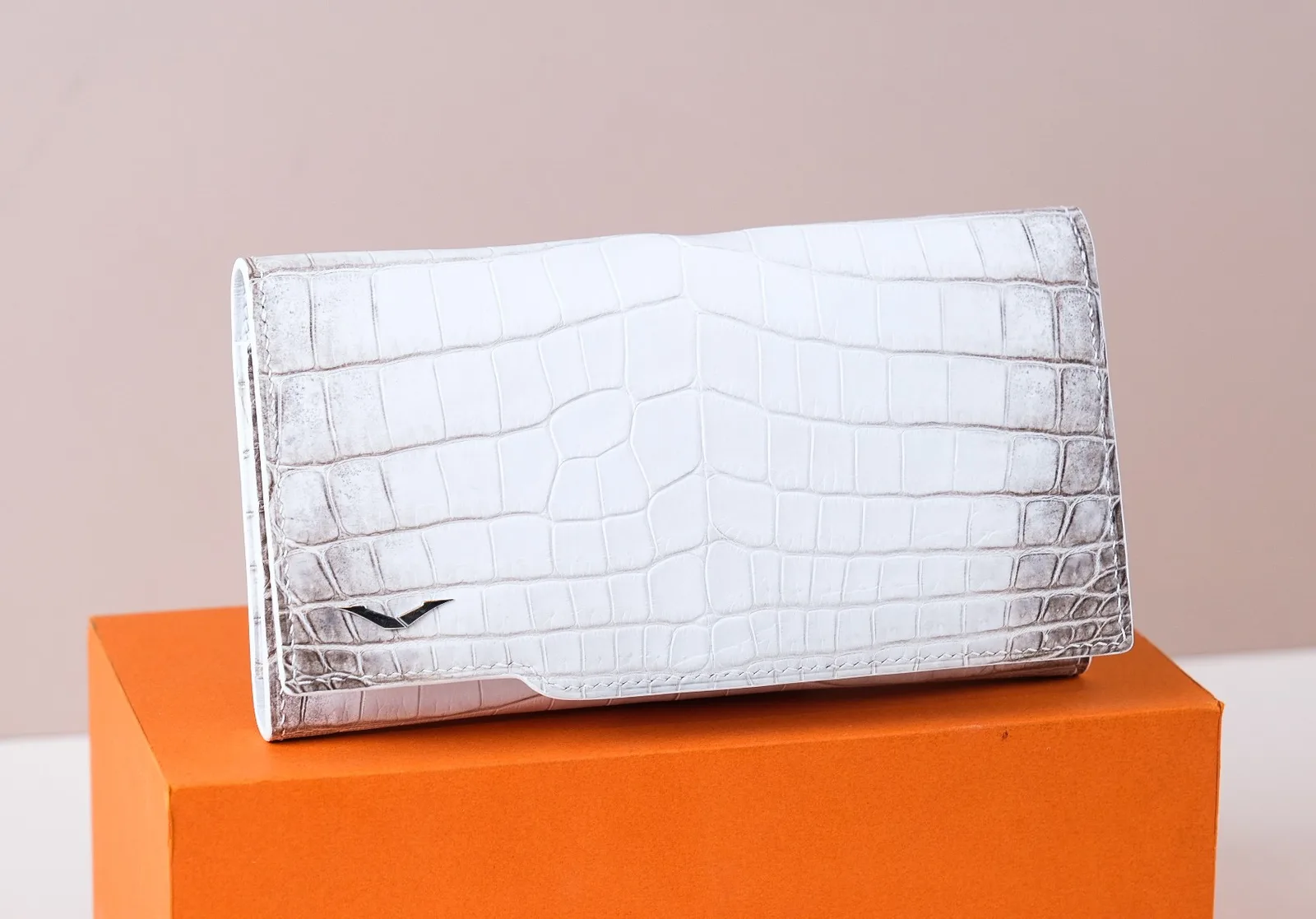 Ảnh Studio Ví dài da cá sấu nắp gập màu trắng phối lót Epsom - Koi Leather