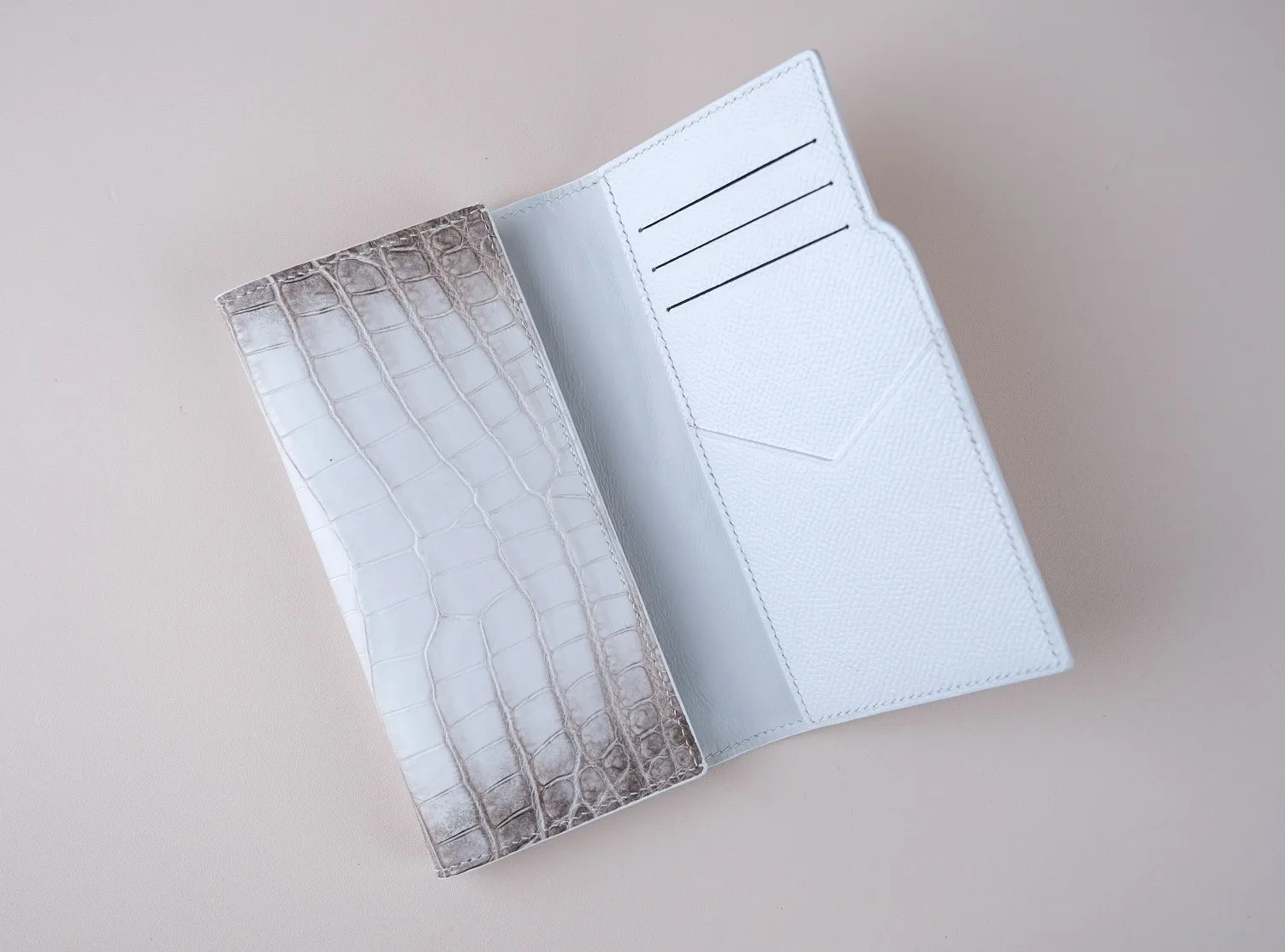 Ảnh Studio Ví dài da cá sấu nắp gập màu trắng phối lót Epsom - Koi Leather