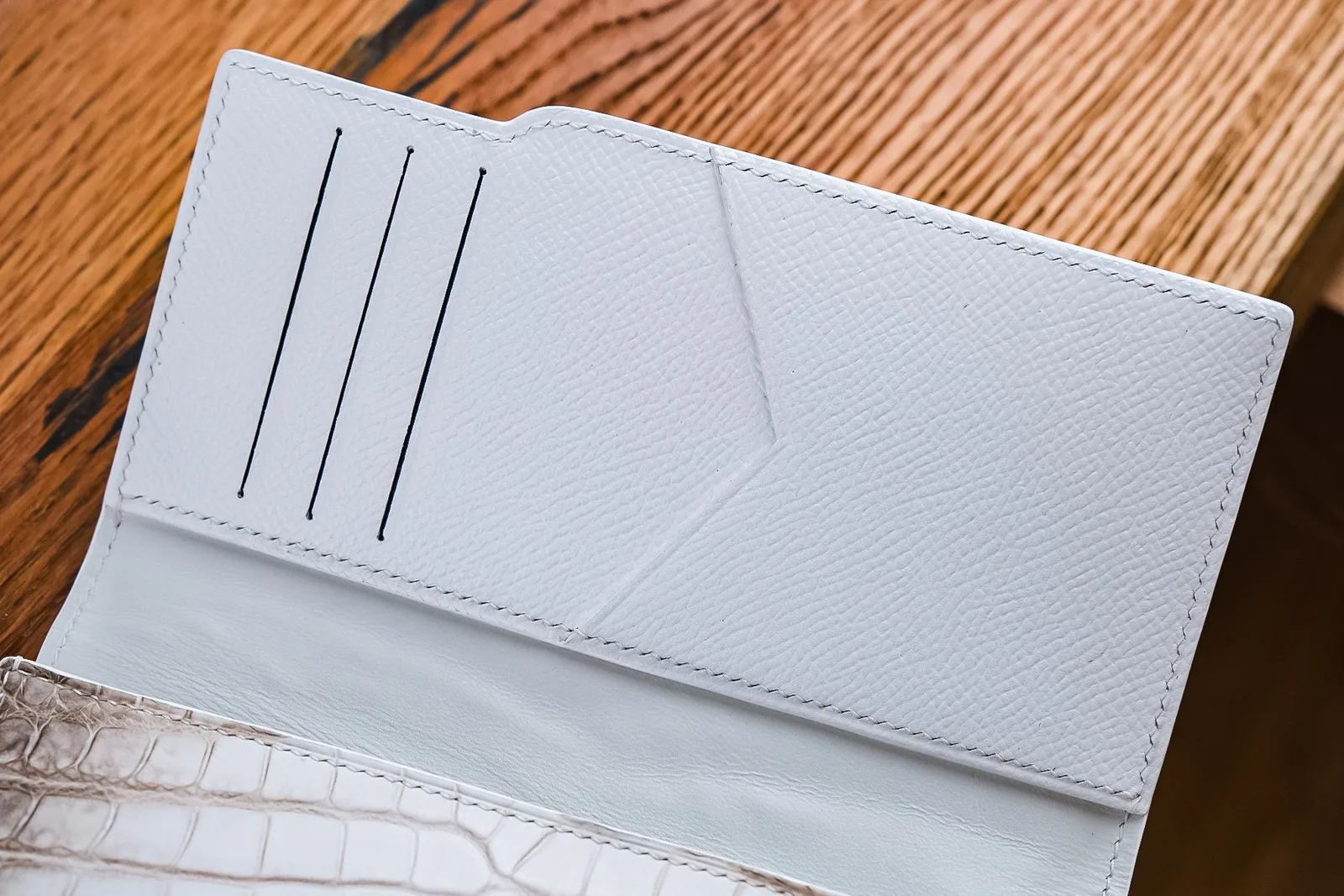 Ảnh Studio Ví dài da cá sấu nắp gập màu trắng phối lót Epsom - Koi Leather