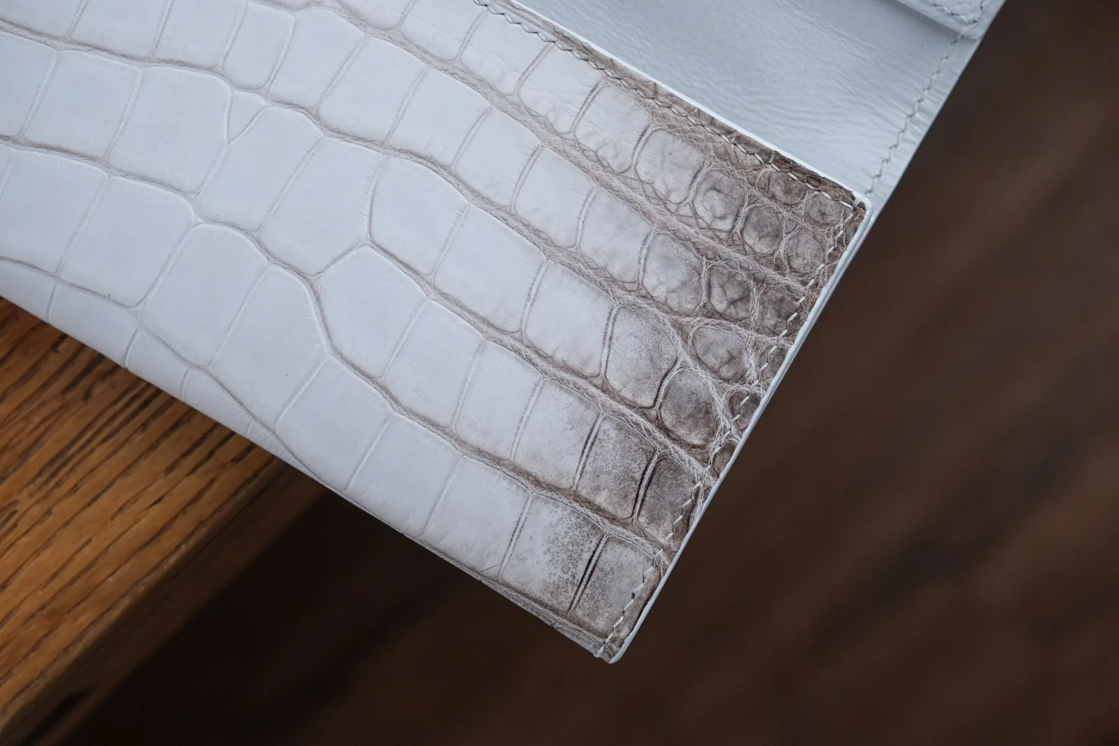 Ảnh Studio Ví dài da cá sấu nắp gập màu trắng phối lót Epsom - Koi Leather