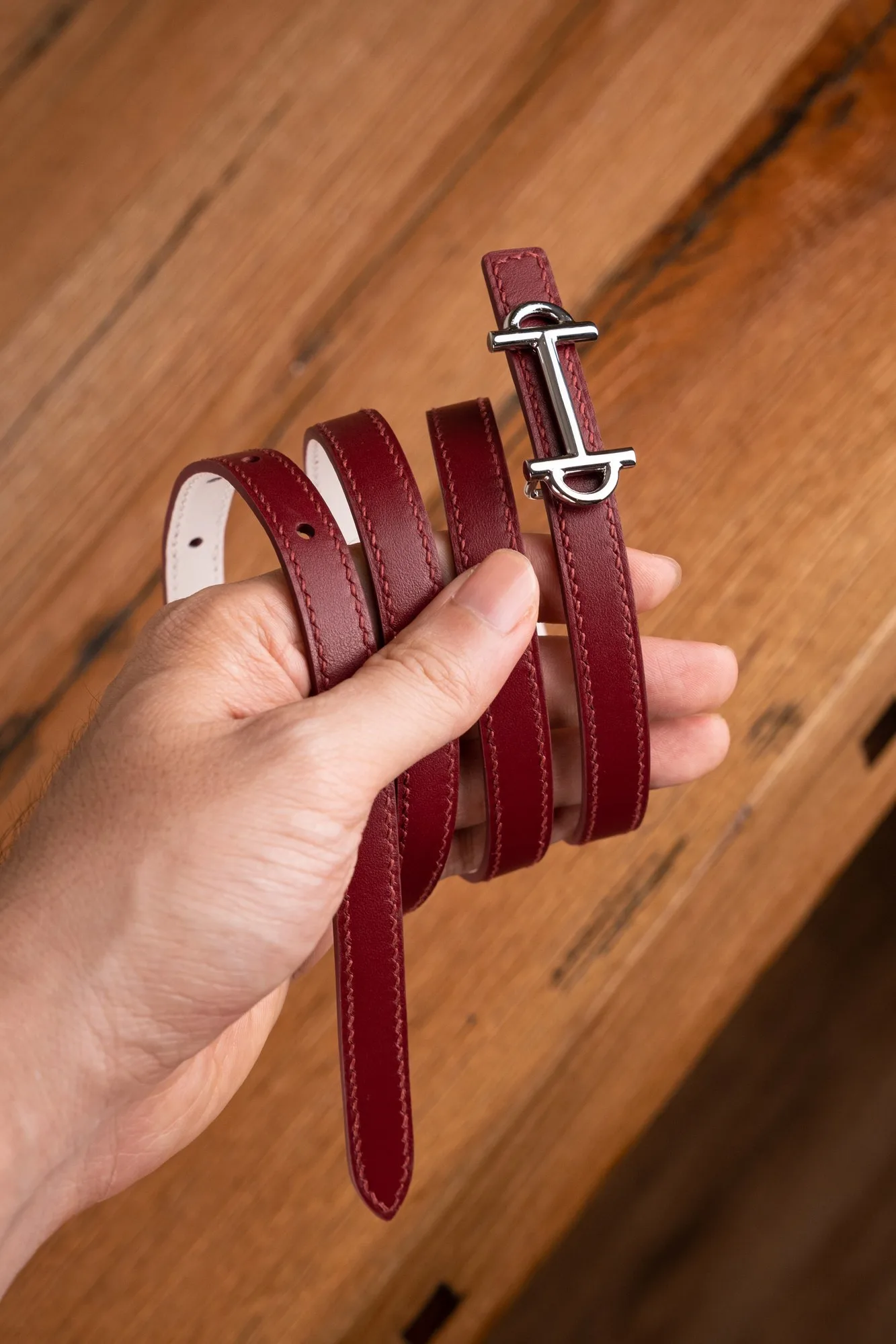 Ảnh Studio Dây lưng nữ bản mảnh da bò hai mặt đỏ mận và trắng - Koi Leather