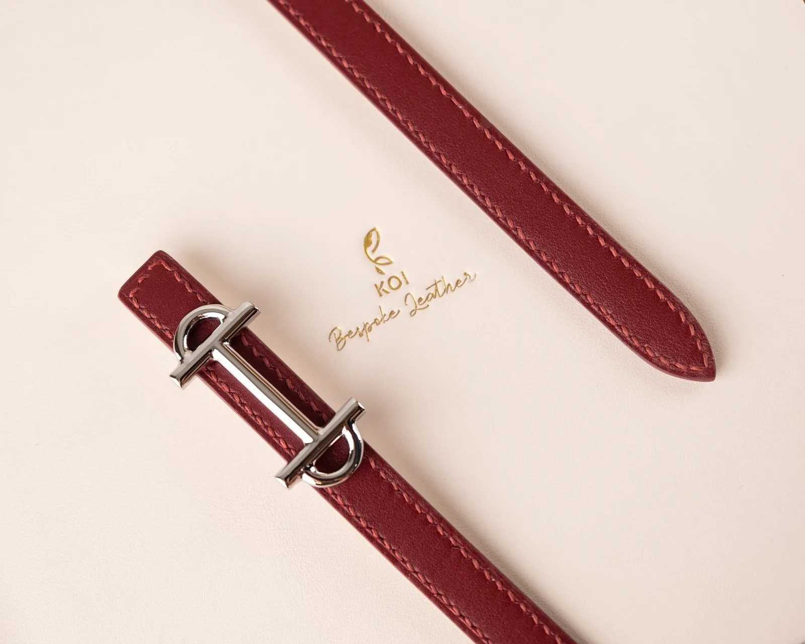 Ảnh Studio Dây lưng nữ bản mảnh da bò hai mặt đỏ mận và trắng - Koi Leather