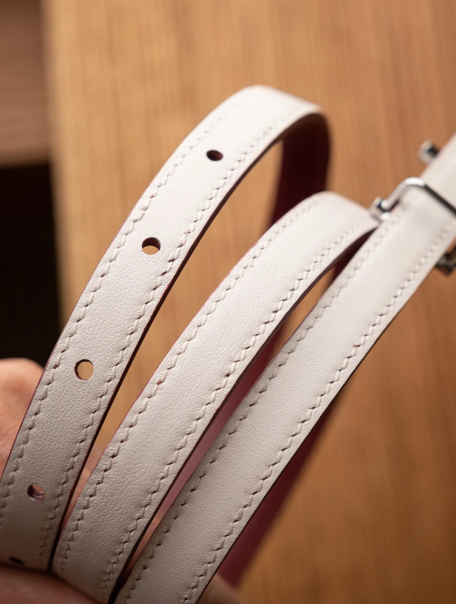 Ảnh Studio Dây lưng nữ bản mảnh da bò hai mặt đỏ mận và trắng - Koi Leather