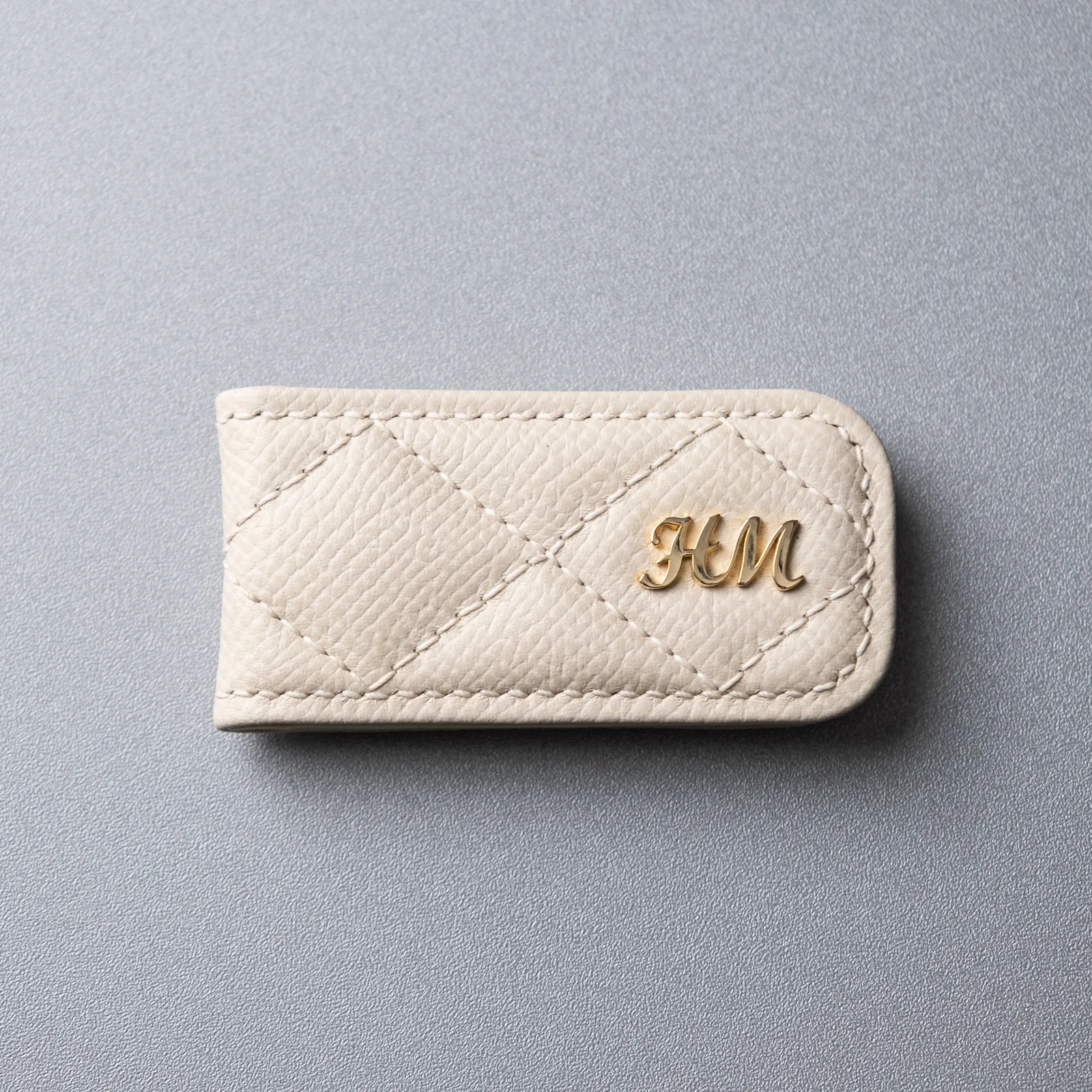 Ảnh Studio Kẹp tiền nam châm da Caviar chần trám đính chữ kim loại - Koi Leather
