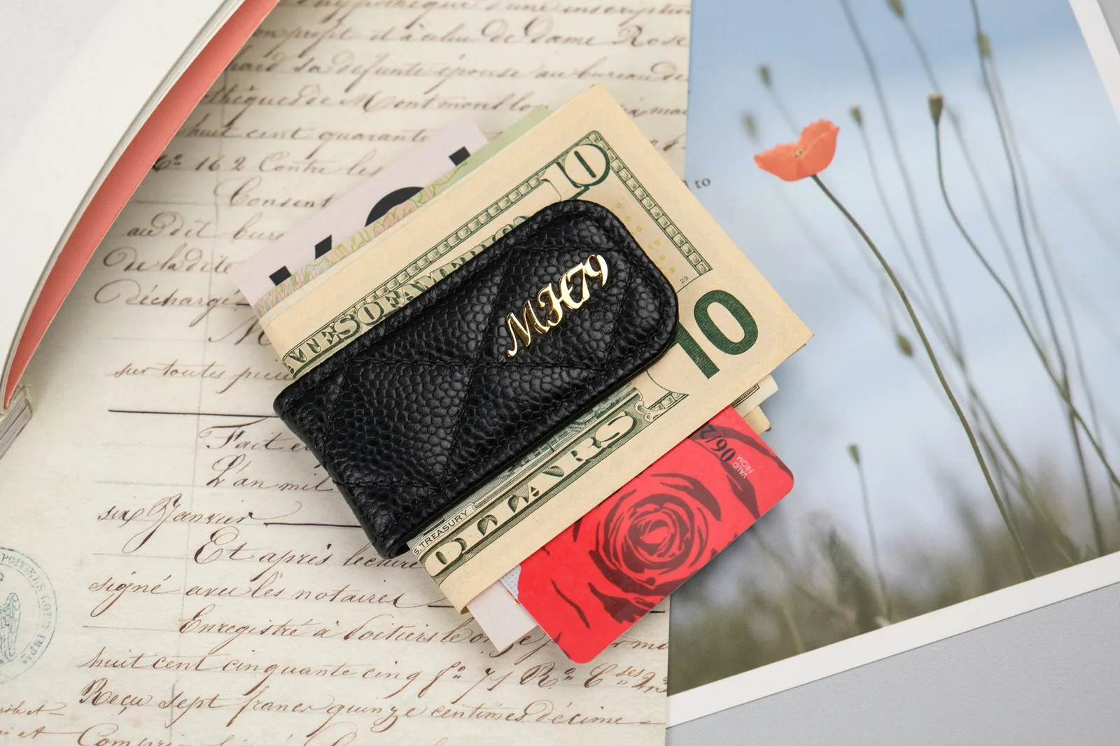 Ảnh Lifestyle Kẹp tiền nam châm da Caviar chần trám đính chữ kim loại - Koi Leather