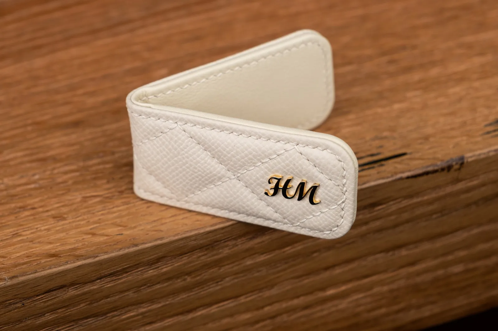 Ảnh Lifestyle Kẹp tiền nam châm da Caviar chần trám đính chữ kim loại - Koi Leather