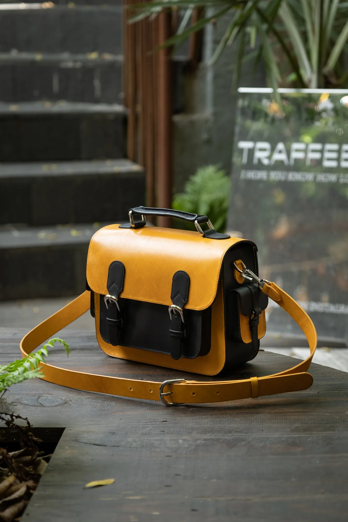 Ảnh Lifestyle Túi da dáng satchel phối màu vàng bò và đen - Koi Leather