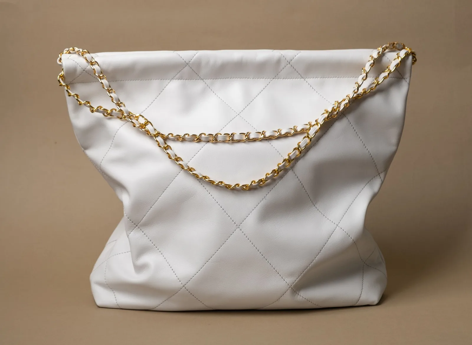 Ảnh Studio Túi Hobo chần trám màu trắng quai xích luồn da size 35 - Koi Leather