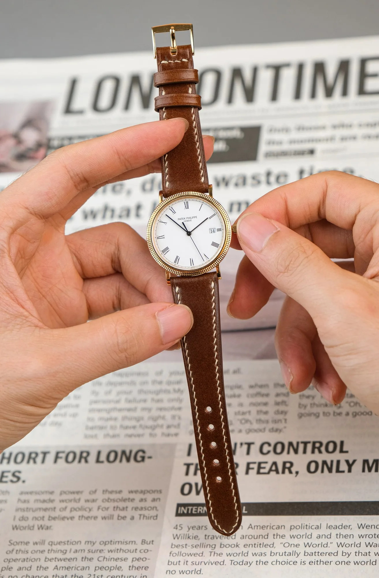 Ảnh Lifestyle Dây đồng hồ da Shell Cordovan màu Cognac cho Patek Philippe - Koi Leather
