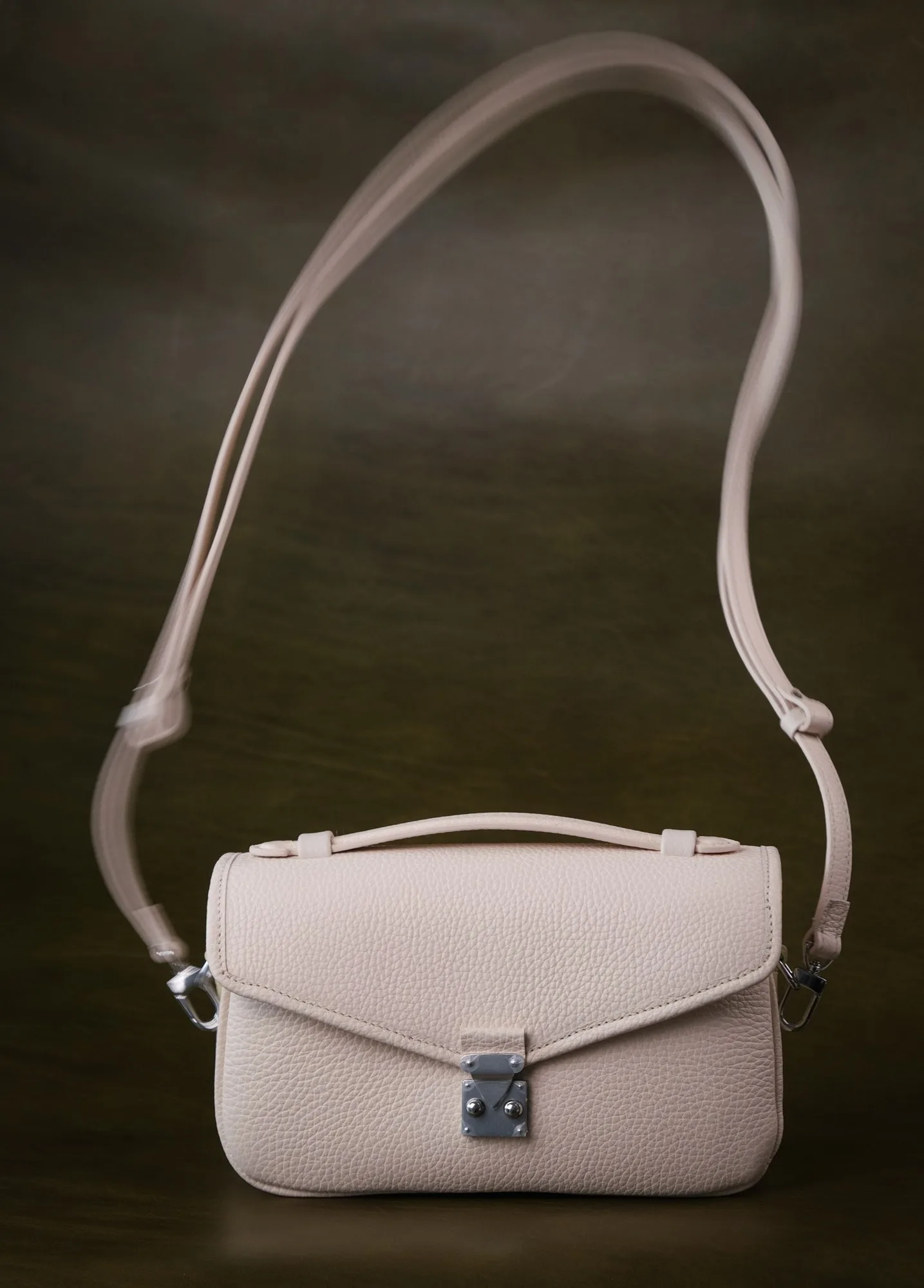 Ảnh Studio Túi đeo chéo da Togo màu kem nắp gập quai xách - Koi Leather
