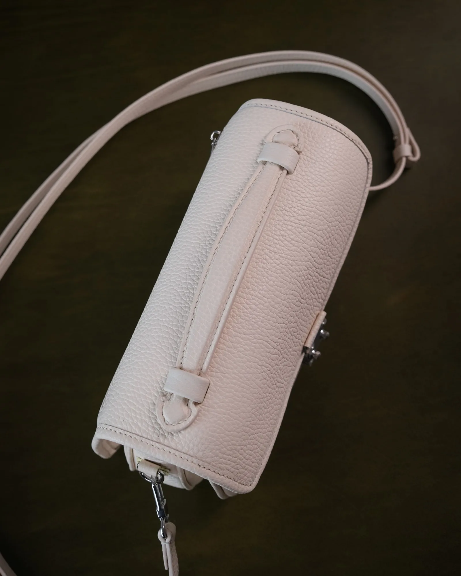 Ảnh Studio Túi đeo chéo da Togo màu kem nắp gập quai xách - Koi Leather