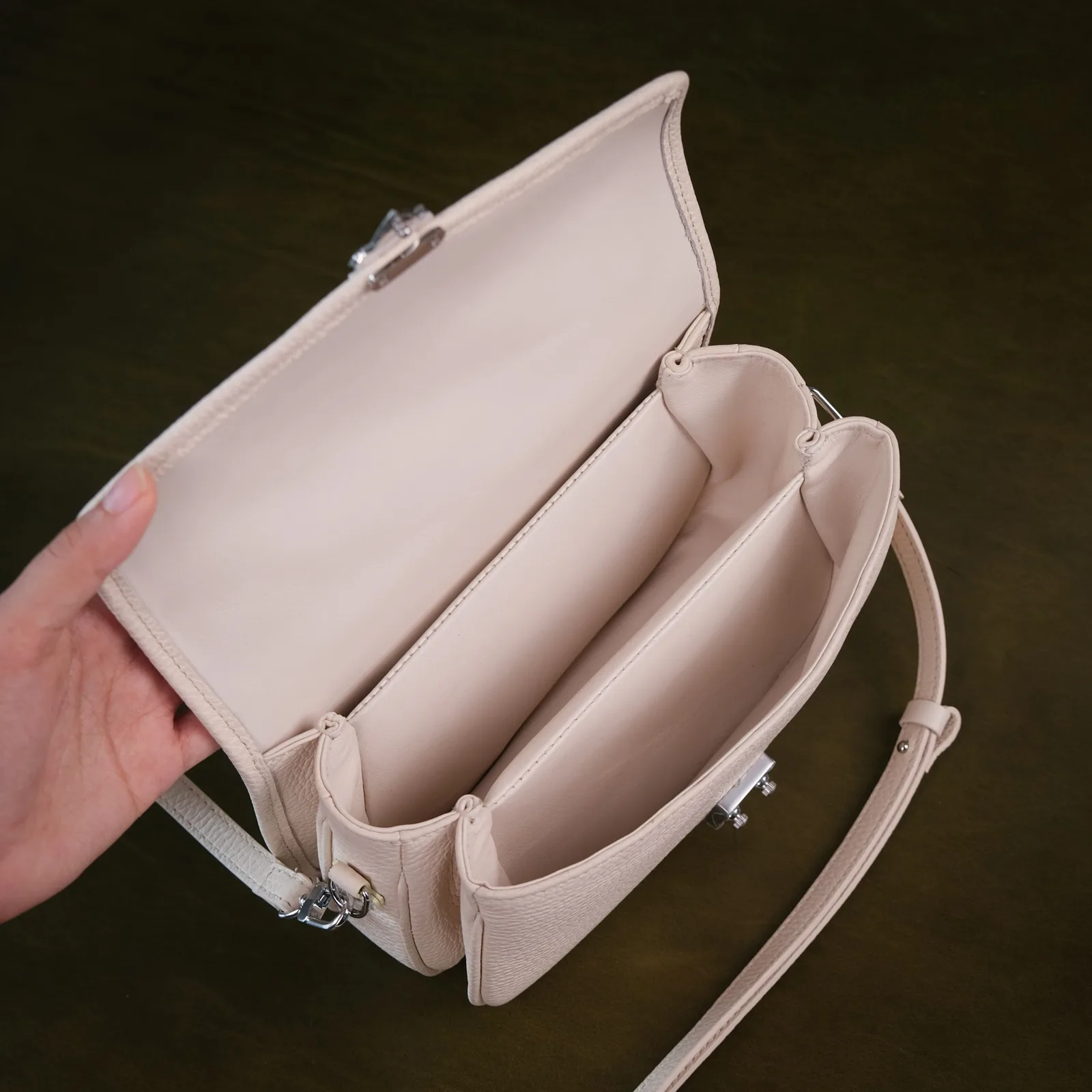 Ảnh Studio Túi đeo chéo da Togo màu kem nắp gập quai xách - Koi Leather