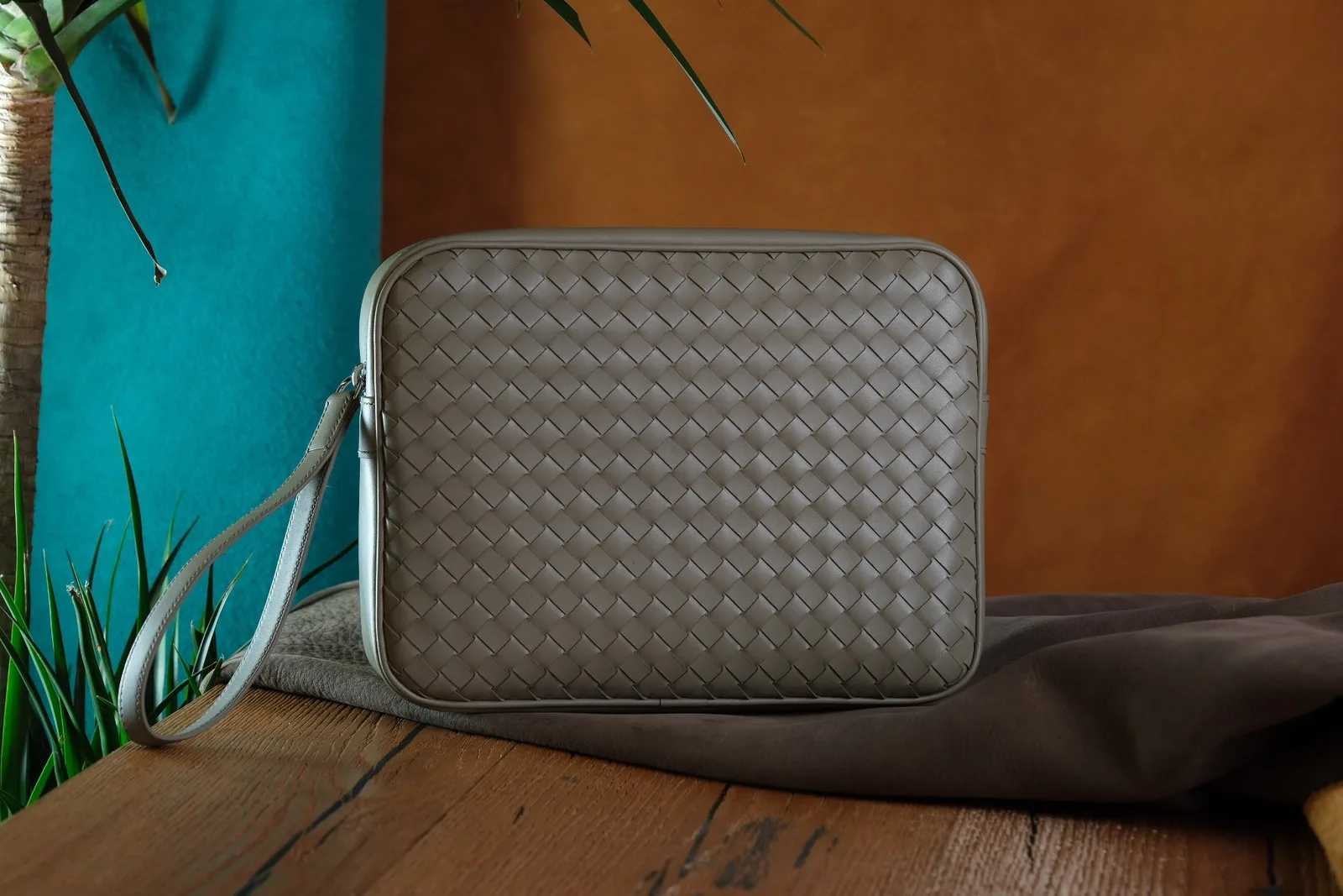 Ảnh Studio Clutch cầm tay da Nappa đan màu xám có quai cổ tay - Koi Leather
