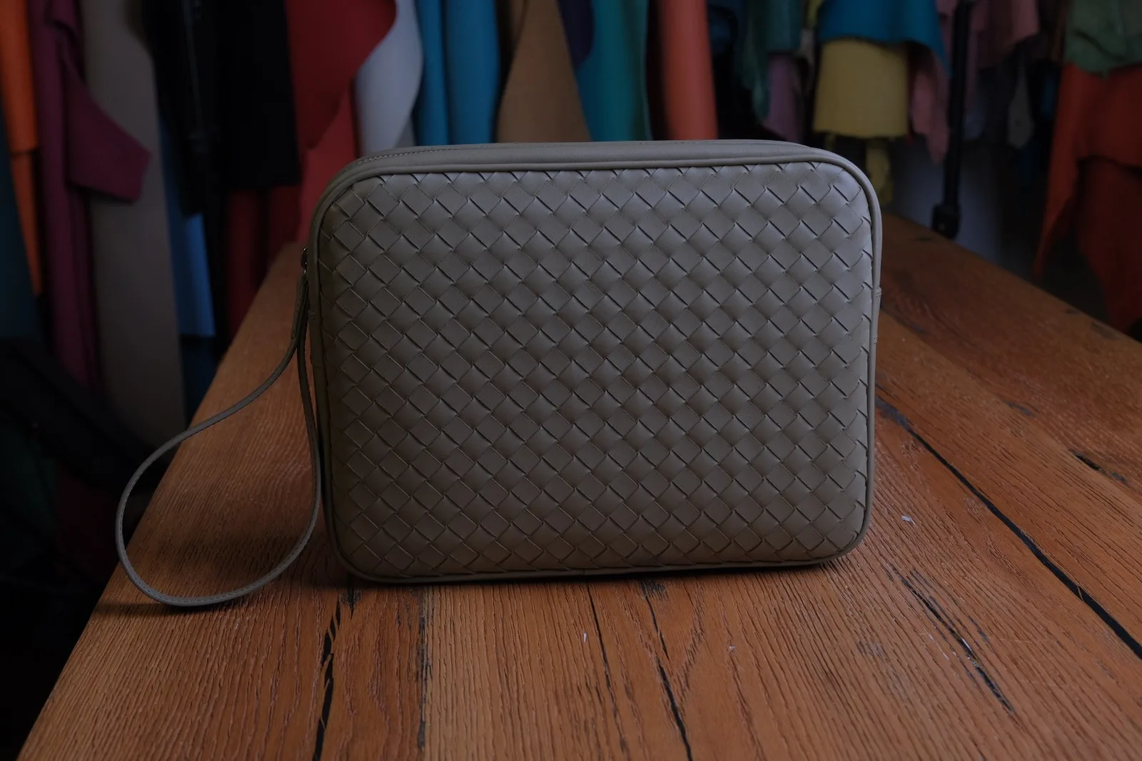 Ảnh Studio Clutch cầm tay da Nappa đan màu xám có quai cổ tay - Koi Leather