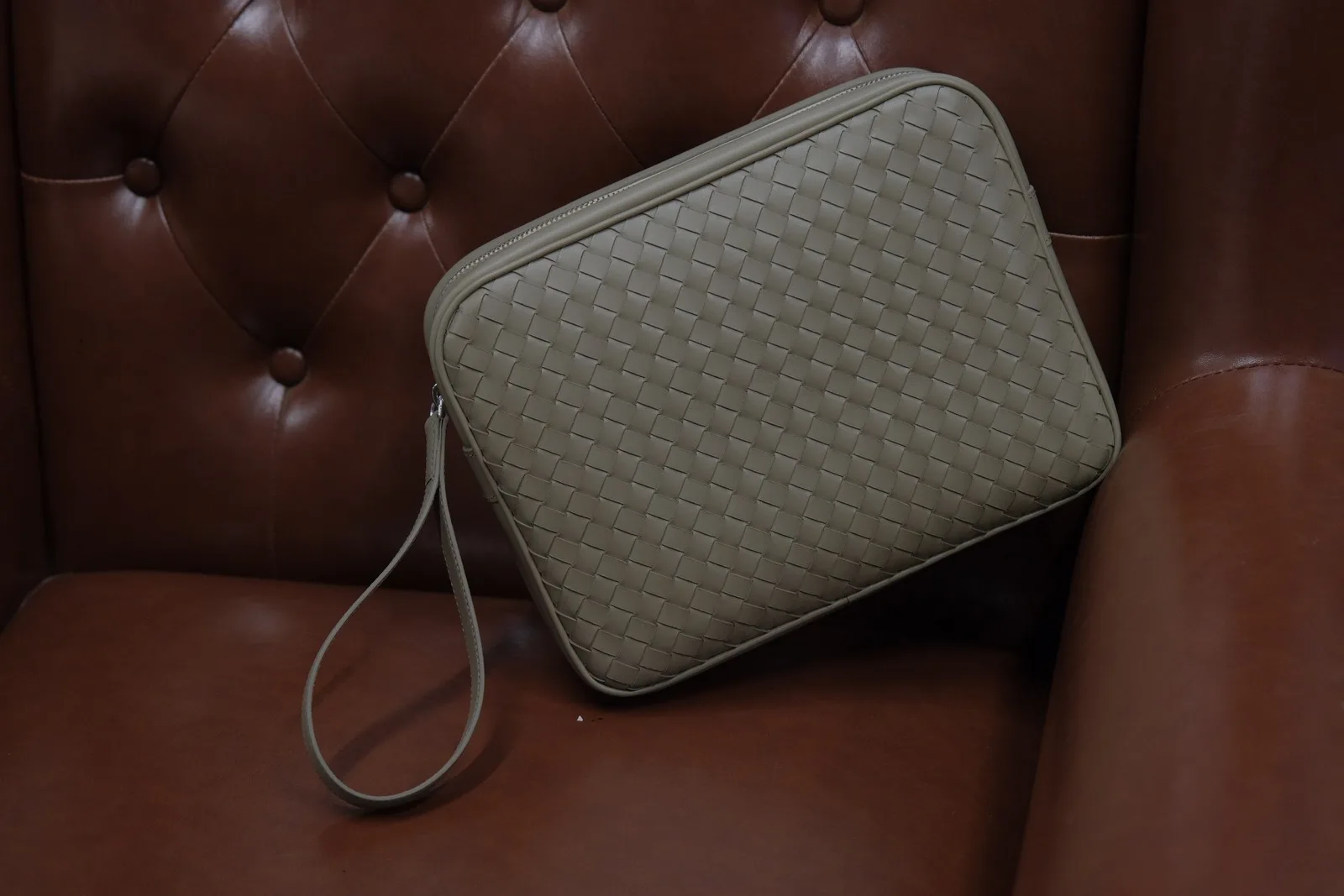 Ảnh Lifestyle Clutch cầm tay da Nappa đan màu xám có quai cổ tay - Koi Leather