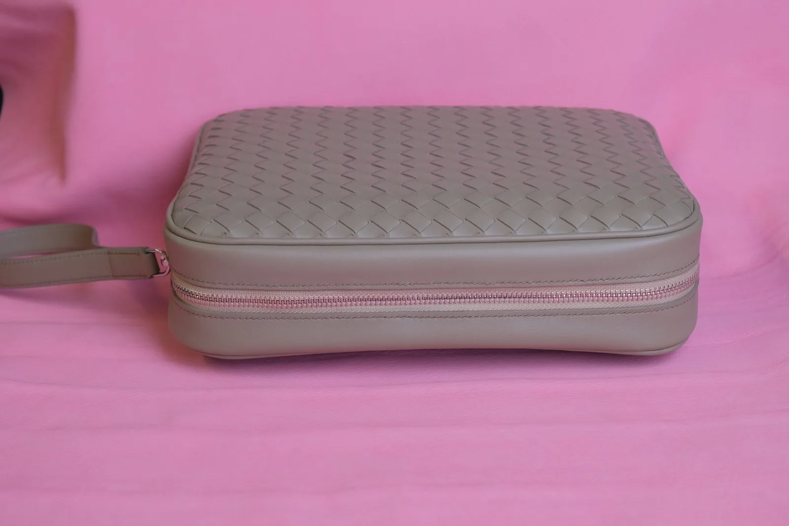 Ảnh Studio Clutch cầm tay da Nappa đan màu xám có quai cổ tay - Koi Leather