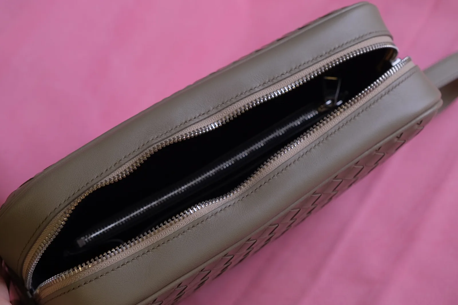 Ảnh Studio Clutch cầm tay da Nappa đan màu xám có quai cổ tay - Koi Leather