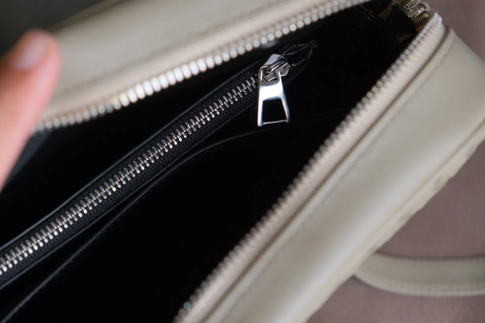 Ảnh Studio Clutch cầm tay da Nappa đan màu xám có quai cổ tay - Koi Leather