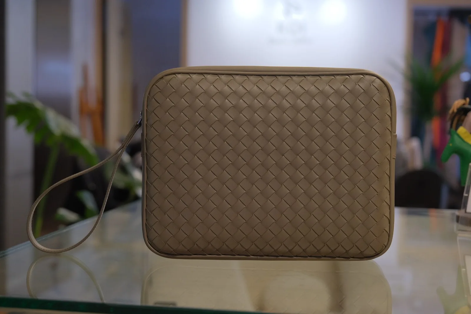 Ảnh Studio Clutch cầm tay da Nappa đan màu xám có quai cổ tay - Koi Leather