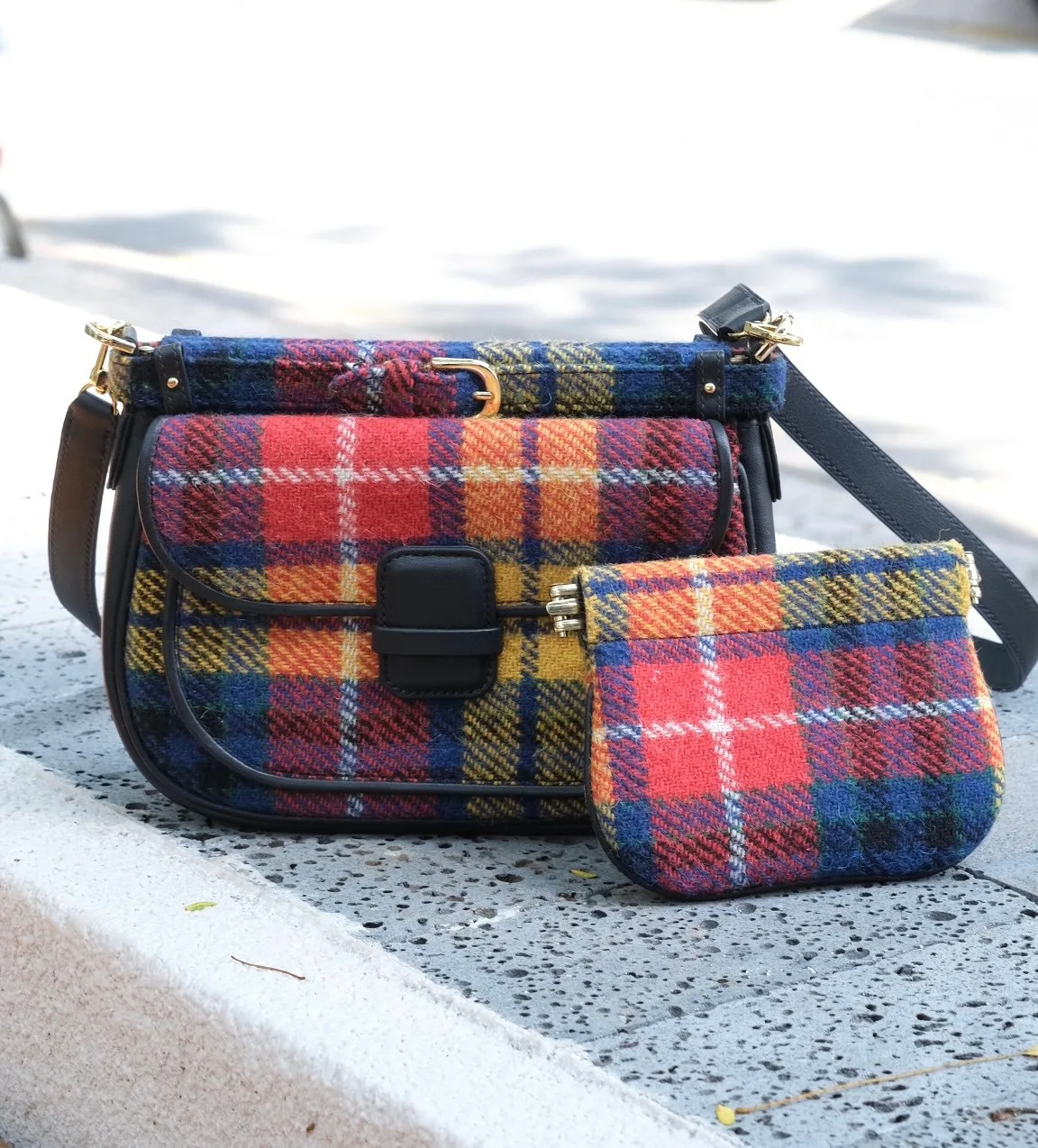 Ảnh Lifestyle Set túi Mettique và pouch vải tweed kẻ phối da bò - Koi Leather