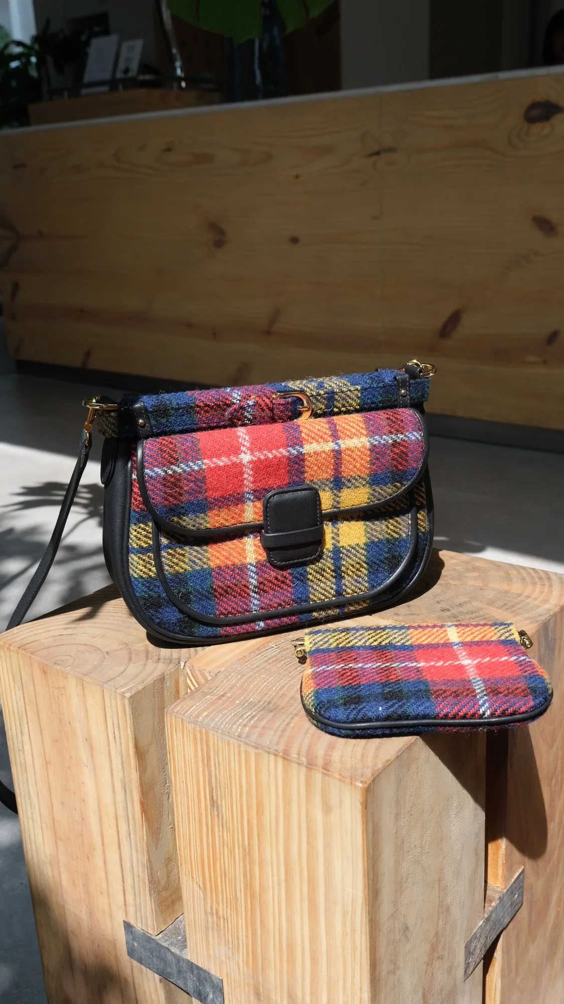 Ảnh Lifestyle Set túi Mettique và pouch vải tweed kẻ phối da bò - Koi Leather