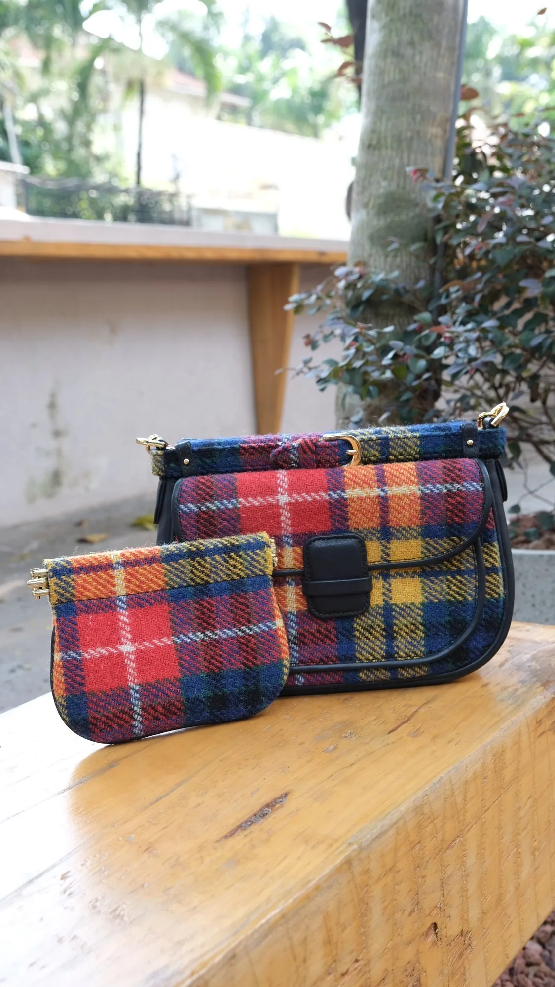 Ảnh Lifestyle Set túi Mettique và pouch vải tweed kẻ phối da bò - Koi Leather