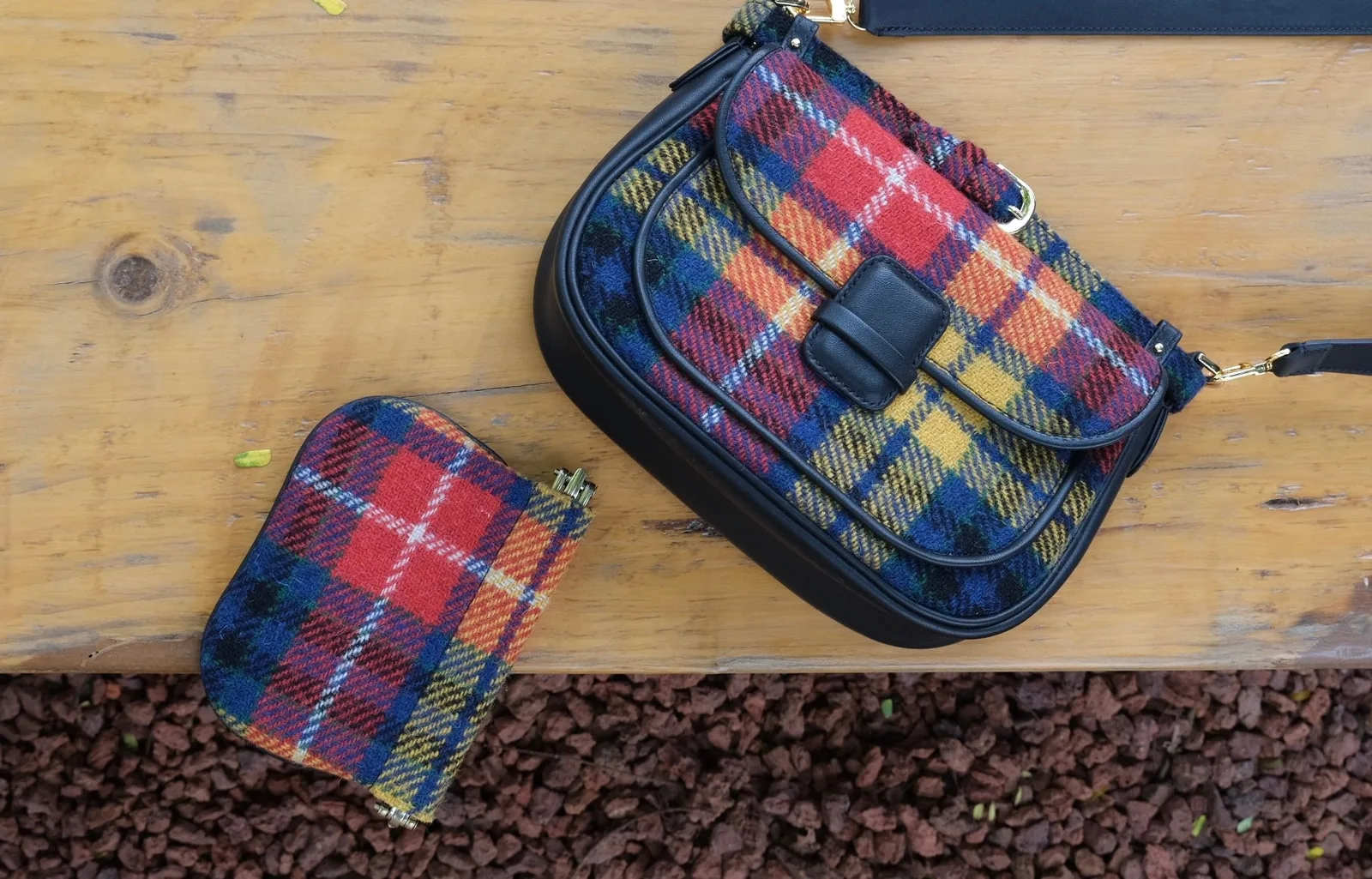Ảnh Lifestyle Set túi Mettique và pouch vải tweed kẻ phối da bò - Koi Leather