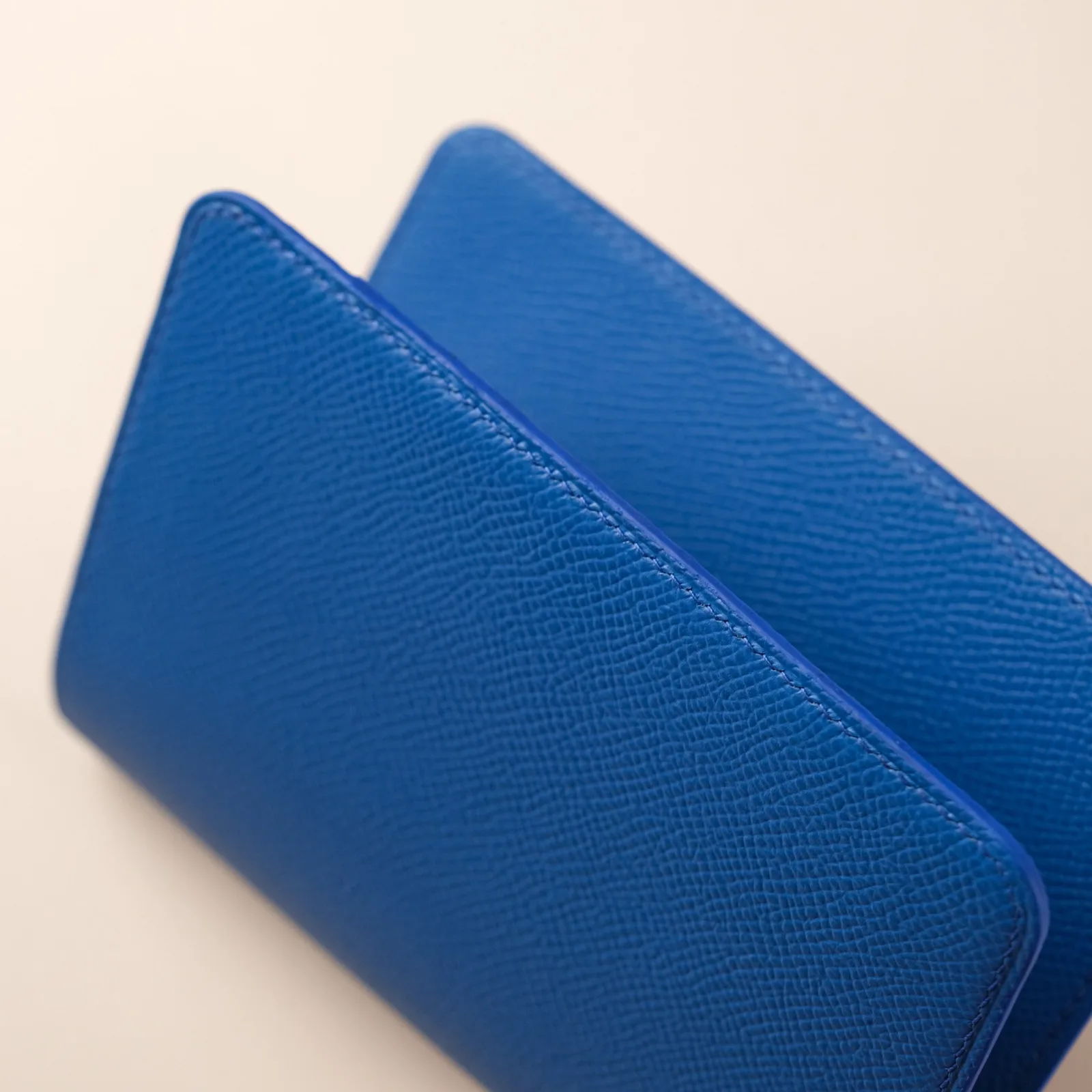 Ảnh Studio Bao da hộ chiếu da Epsom màu xanh dương phối kem - Koi Leather