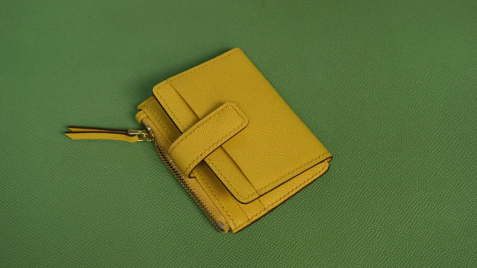 Ảnh Studio Ví đựng thẻ da Saffiano màu vàng có ngăn khóa kéo và quai bấm - Koi Leather