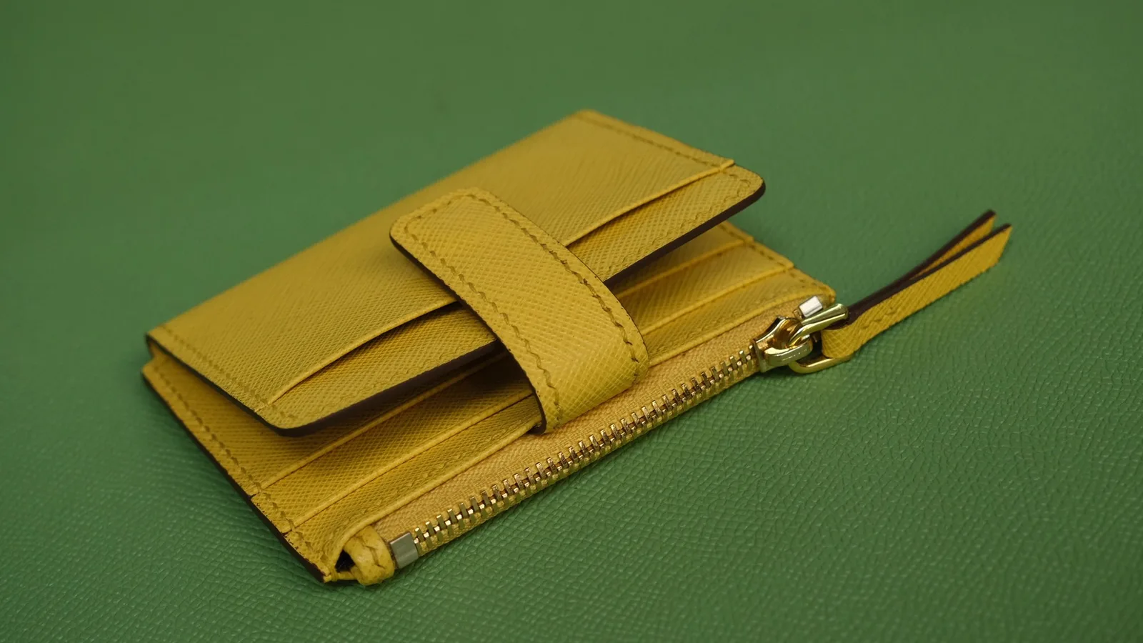 Ảnh Studio Ví đựng thẻ da Saffiano màu vàng có ngăn khóa kéo và quai bấm - Koi Leather