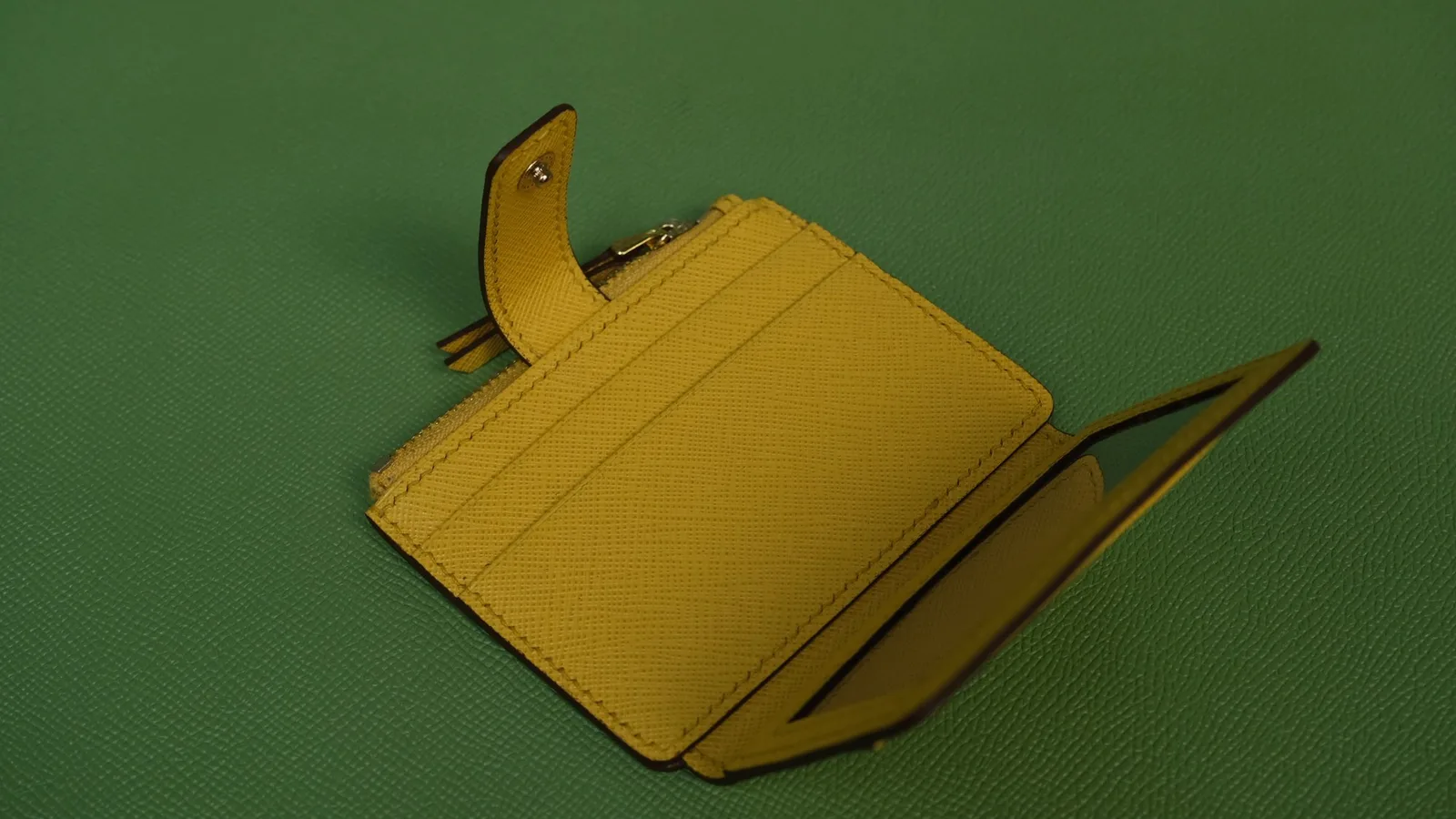 Ảnh Studio Ví đựng thẻ da Saffiano màu vàng có ngăn khóa kéo và quai bấm - Koi Leather