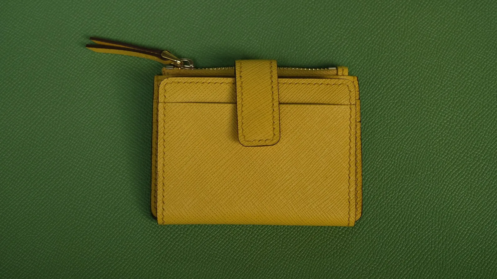 Ảnh Studio Ví đựng thẻ da Saffiano màu vàng có ngăn khóa kéo và quai bấm - Koi Leather