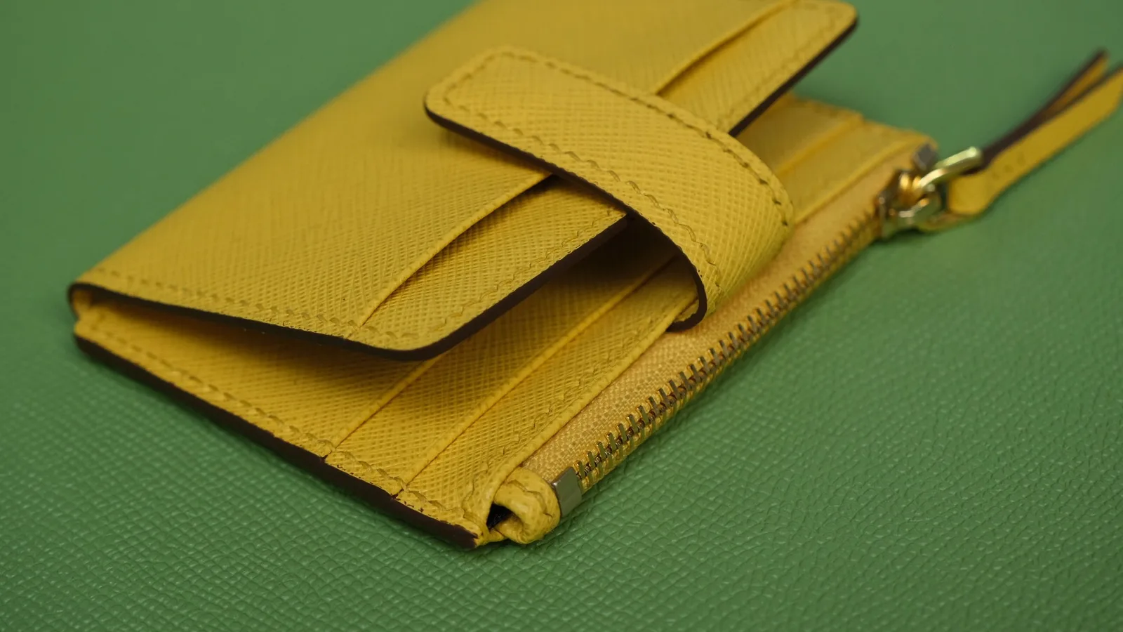 Ảnh Studio Ví đựng thẻ da Saffiano màu vàng có ngăn khóa kéo và quai bấm - Koi Leather