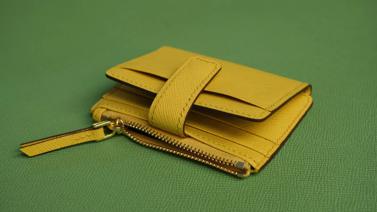Ảnh Studio Ví đựng thẻ da Saffiano màu vàng có ngăn khóa kéo và quai bấm - Koi Leather