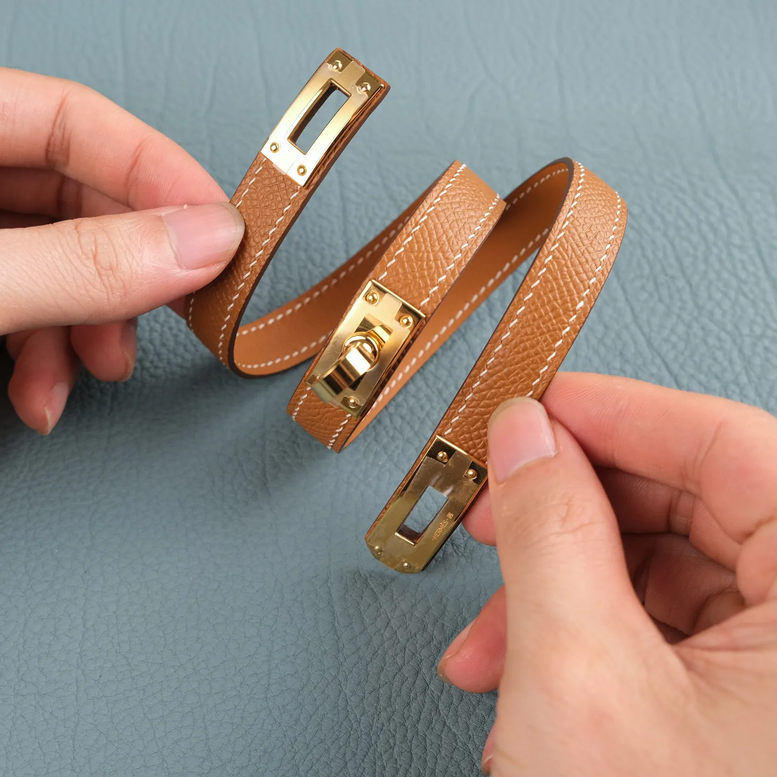 Ảnh Lifestyle Vòng tay da Epsom khóa xoay cuốn đôi - Koi Leather