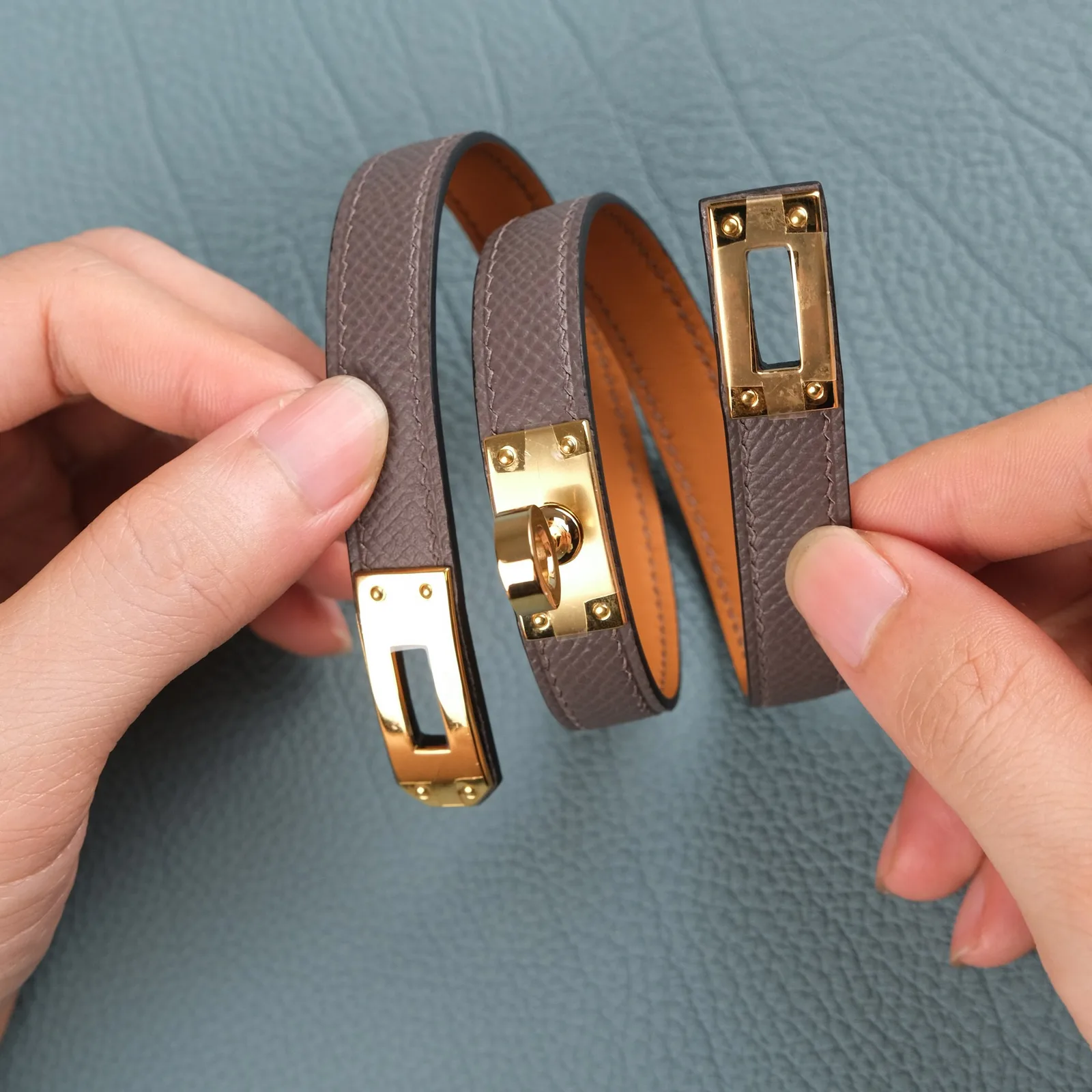 Ảnh Lifestyle Vòng tay da Epsom khóa xoay cuốn đôi - Koi Leather
