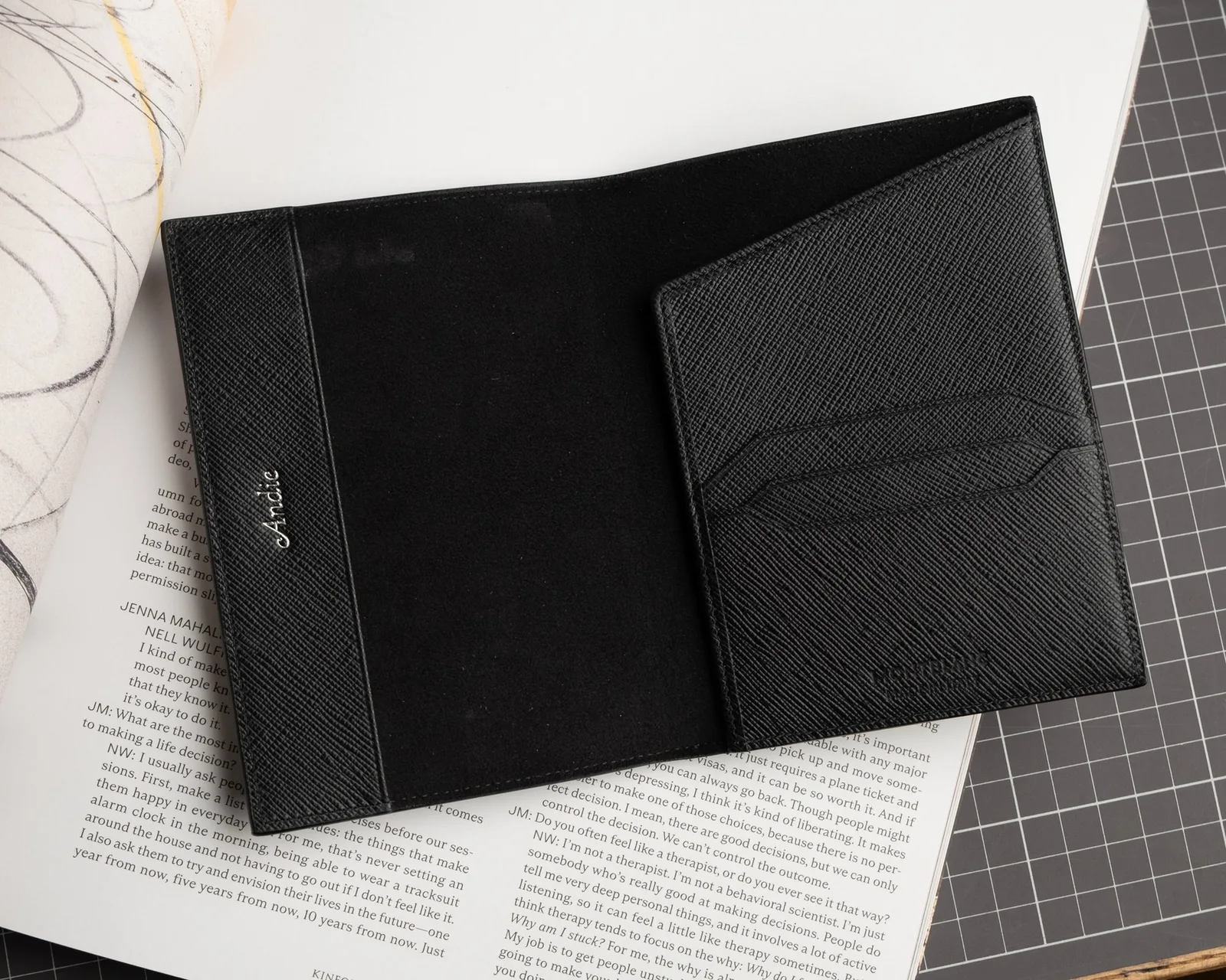 Ảnh Studio Bao da hộ chiếu da Epsom màu đen - Koi Leather