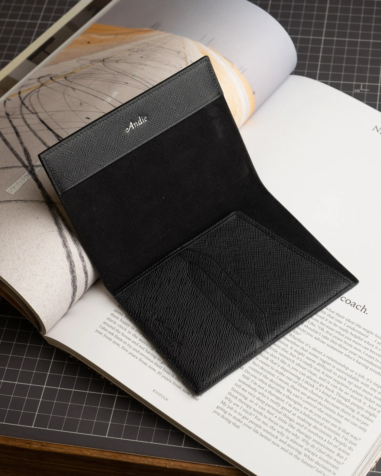 Ảnh Lifestyle Bao da hộ chiếu da Epsom màu đen - Koi Leather